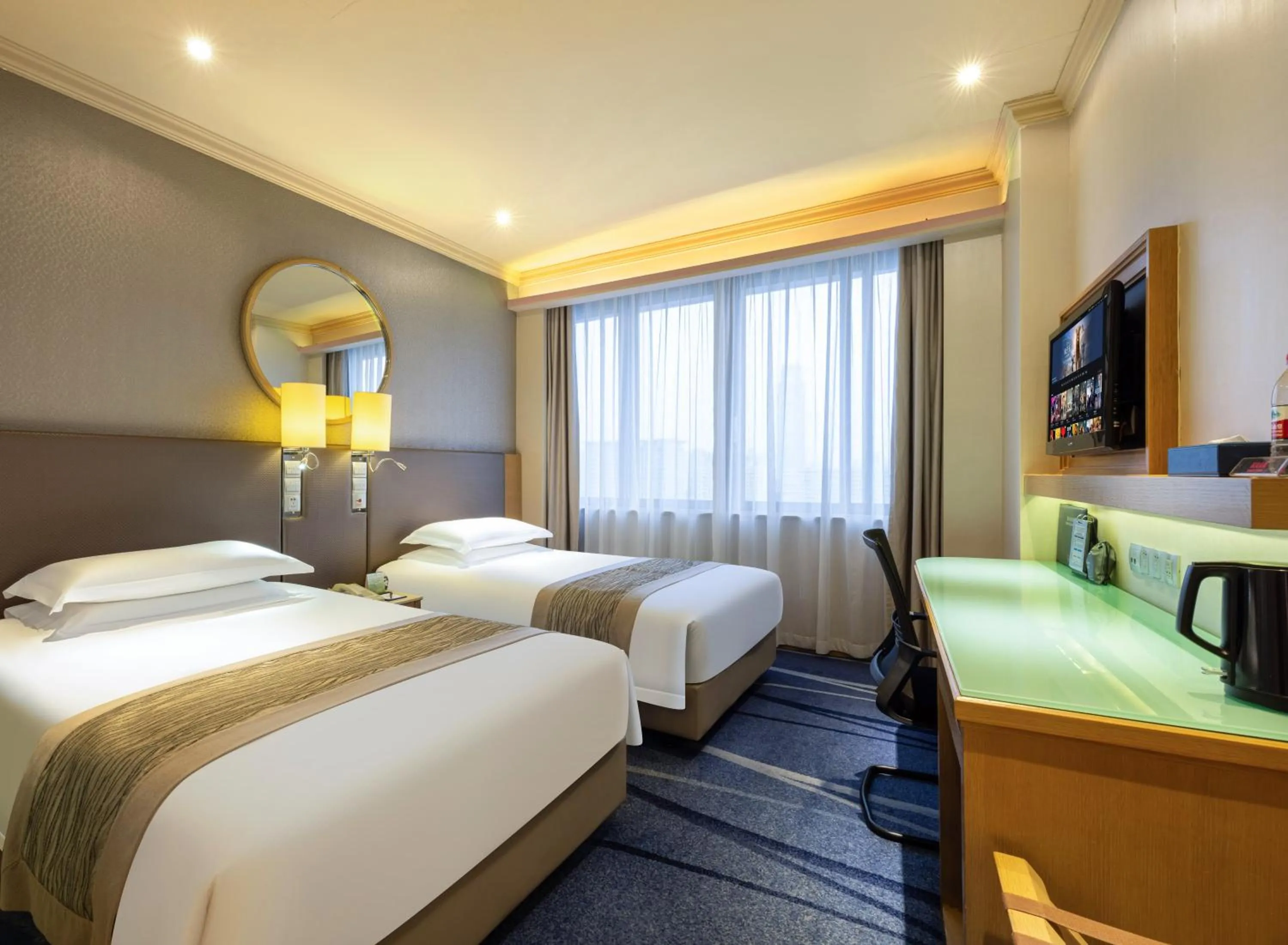 Photo of the whole room, Bed in Ocean Hotel Guangzhou - Tao Jin station