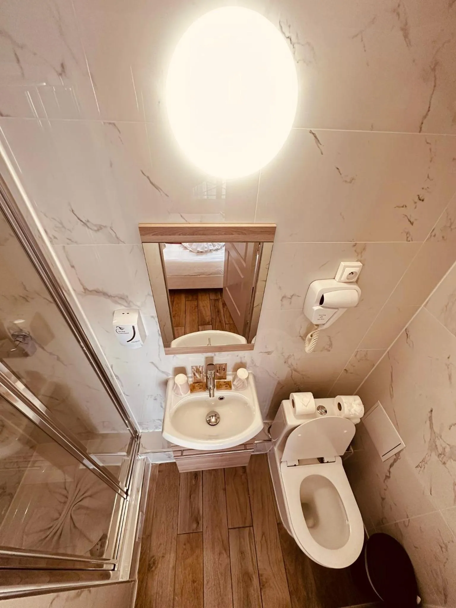 Shower in Pavillon Opéra Lafayette