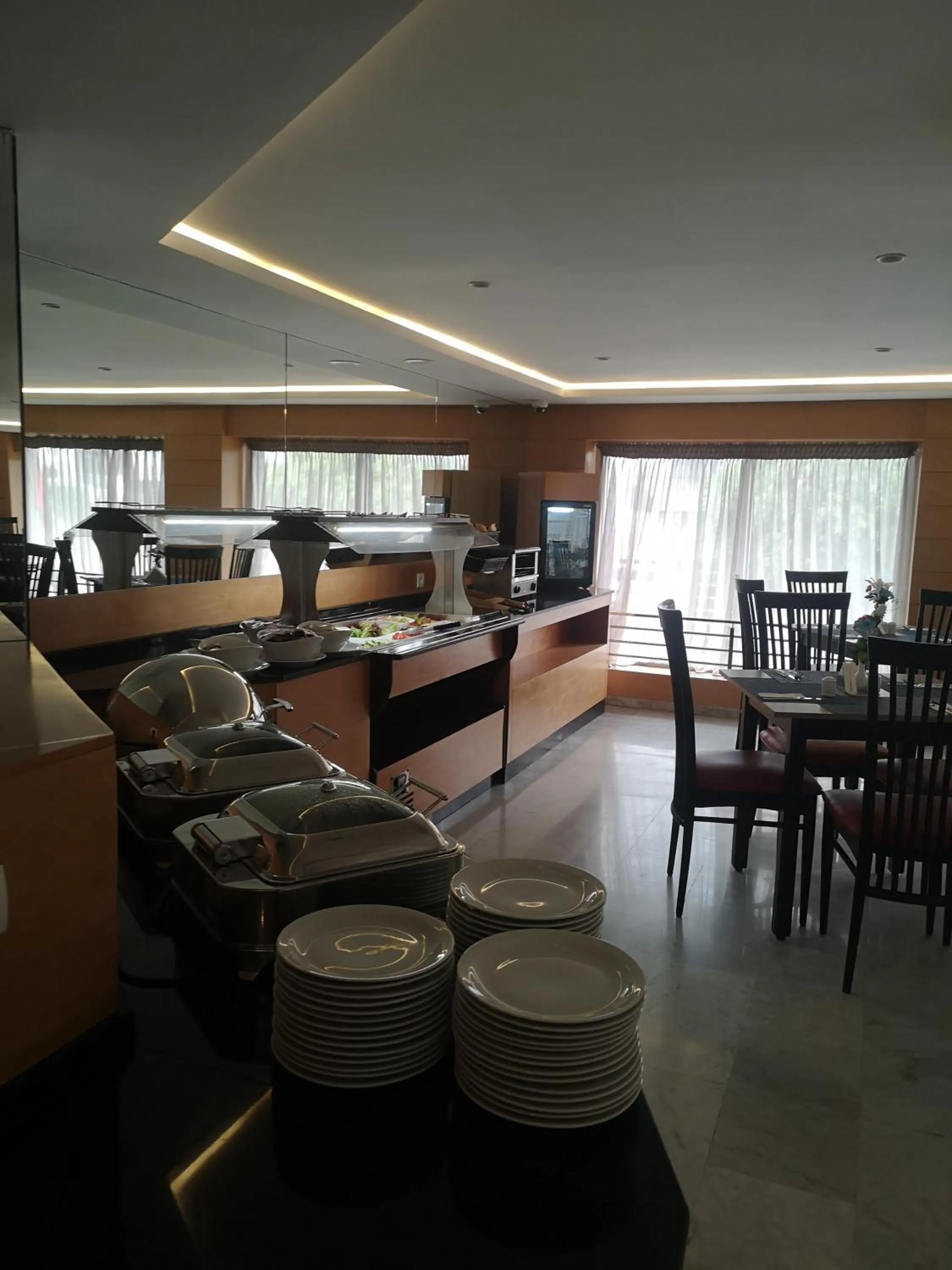 Restaurant/places to eat in Annakhil Hotel