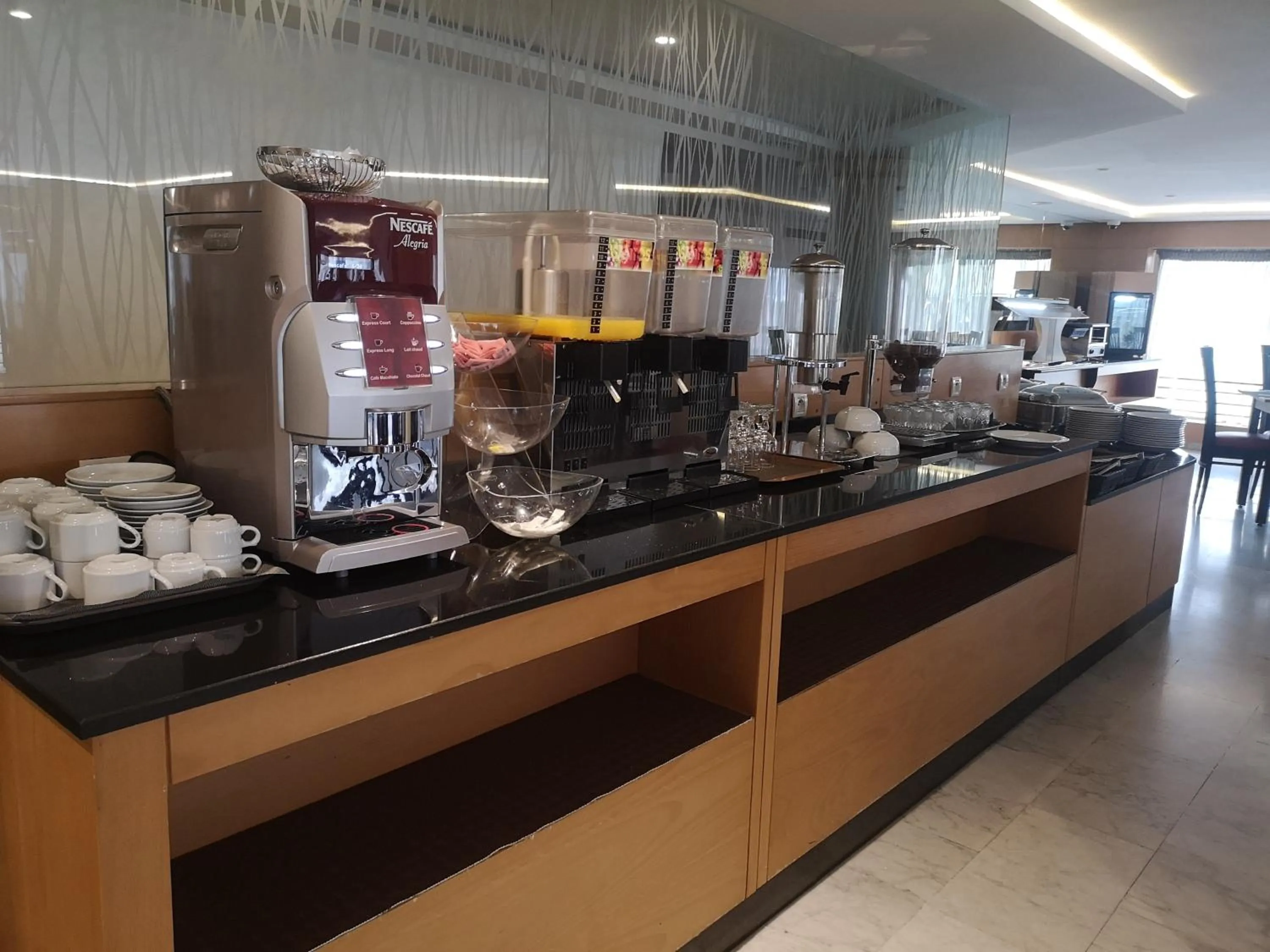 Restaurant/places to eat in Annakhil Hotel