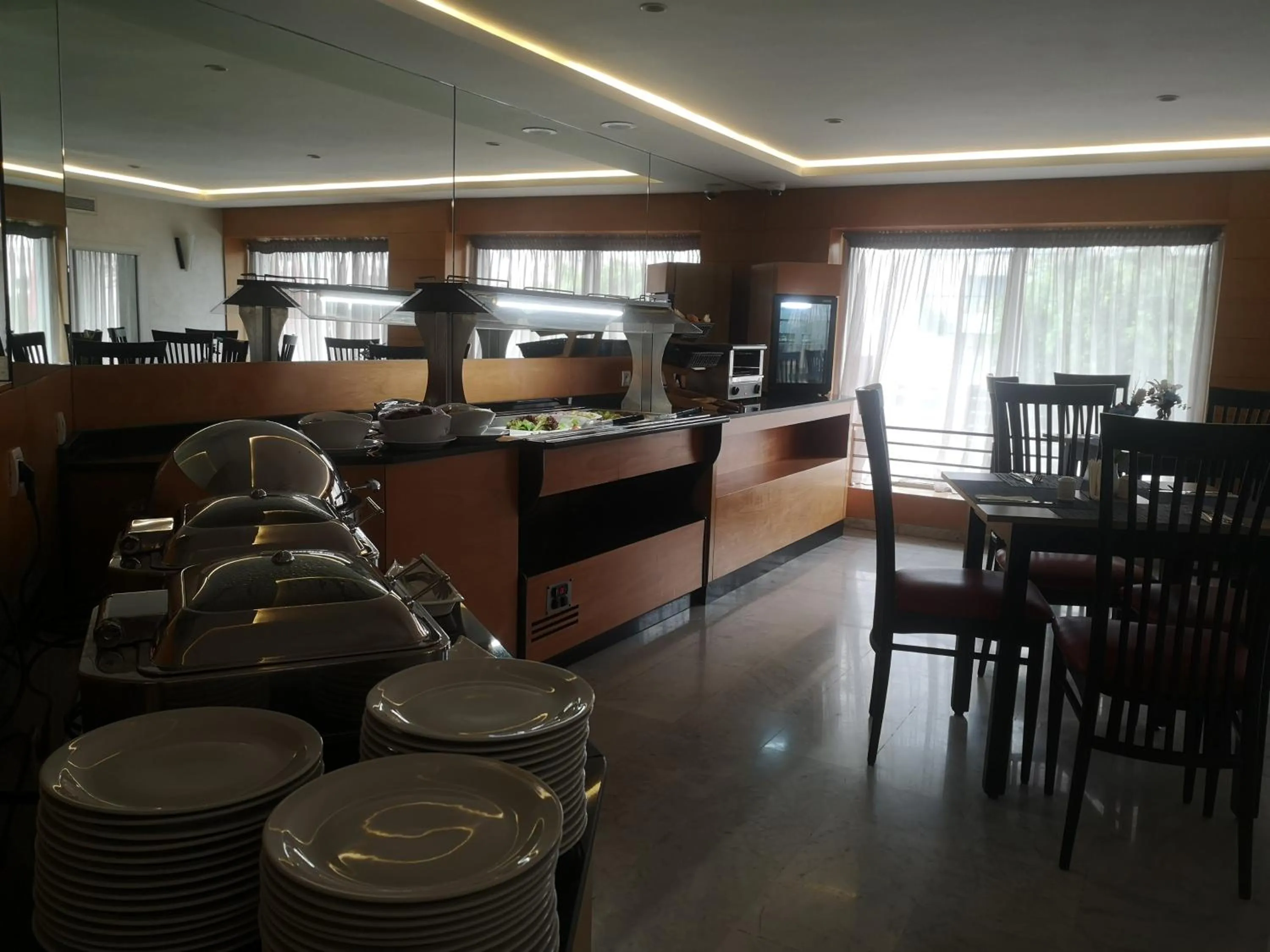 Restaurant/places to eat in Annakhil Hotel