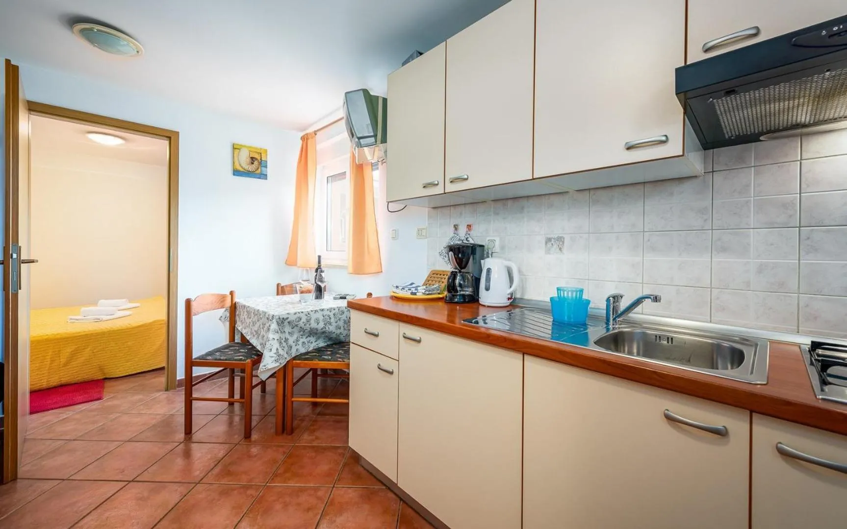 Kitchen or kitchenette in ALEKS house with apartments
