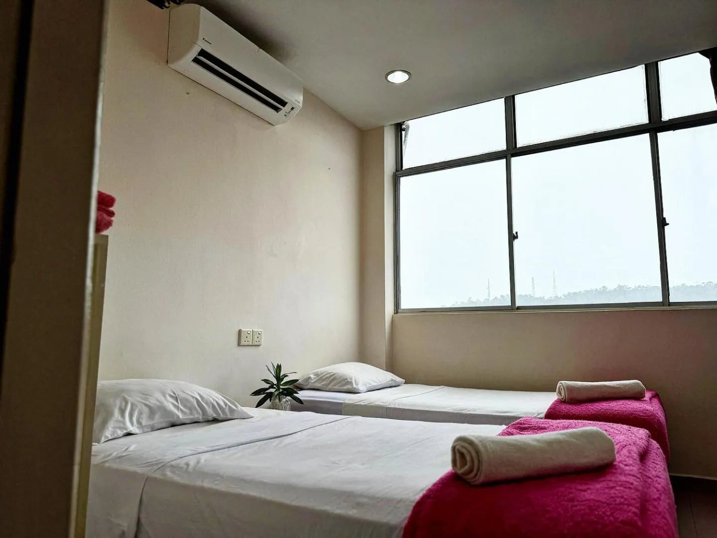 Bedroom, Bed in Town Inn Hotel - Rainforest