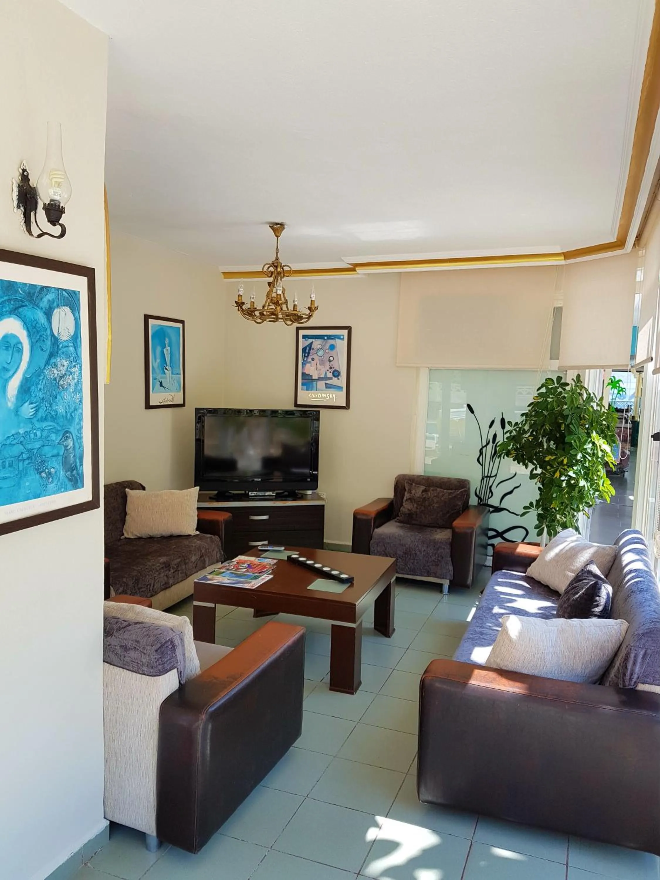 Communal lounge/ TV room in Palmen Apart Hotel