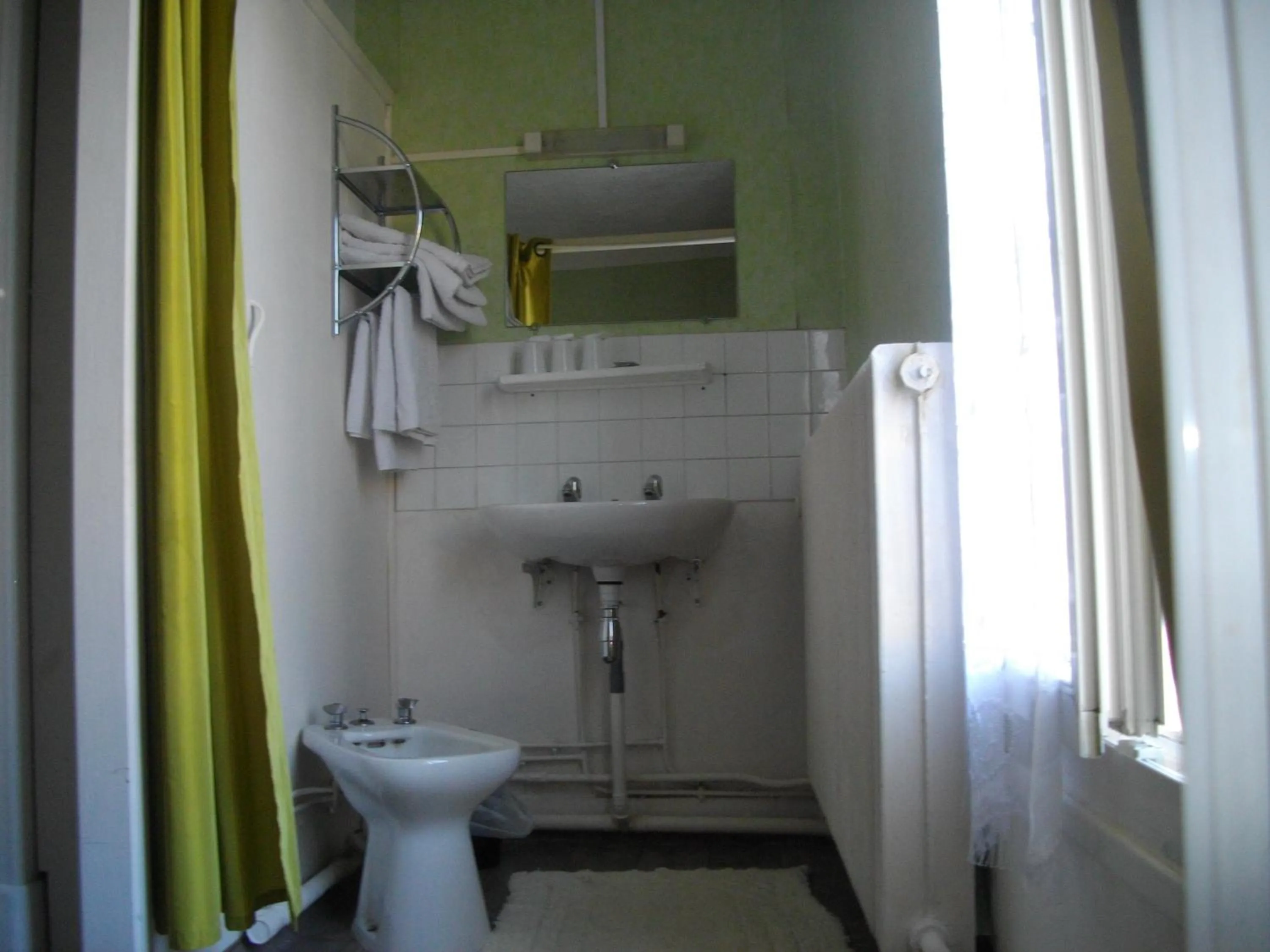 Bathroom in Le Parisien