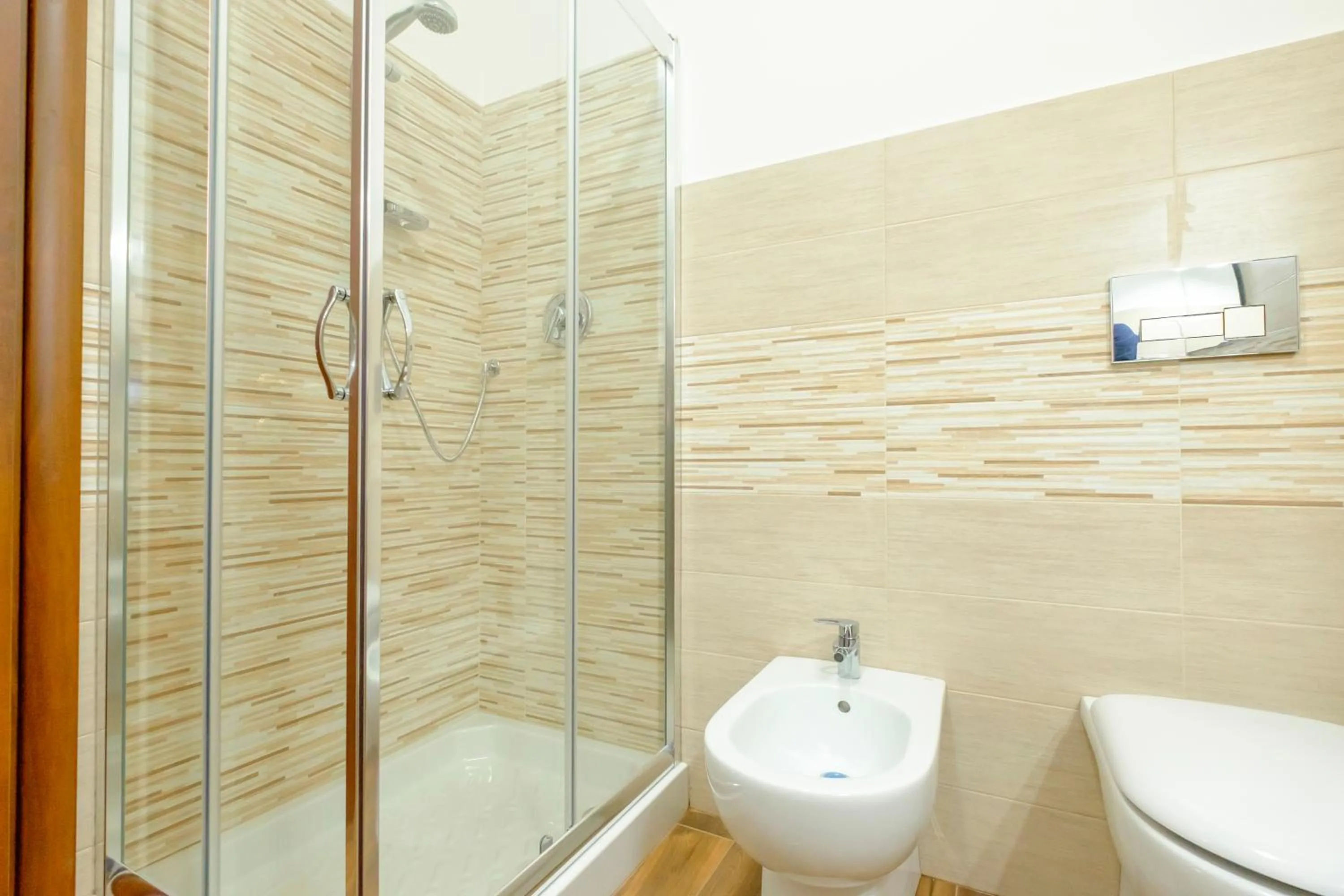 Shower in B&B BOUTIQUE DI CHARME "ETNA-RELAX-NATURA"