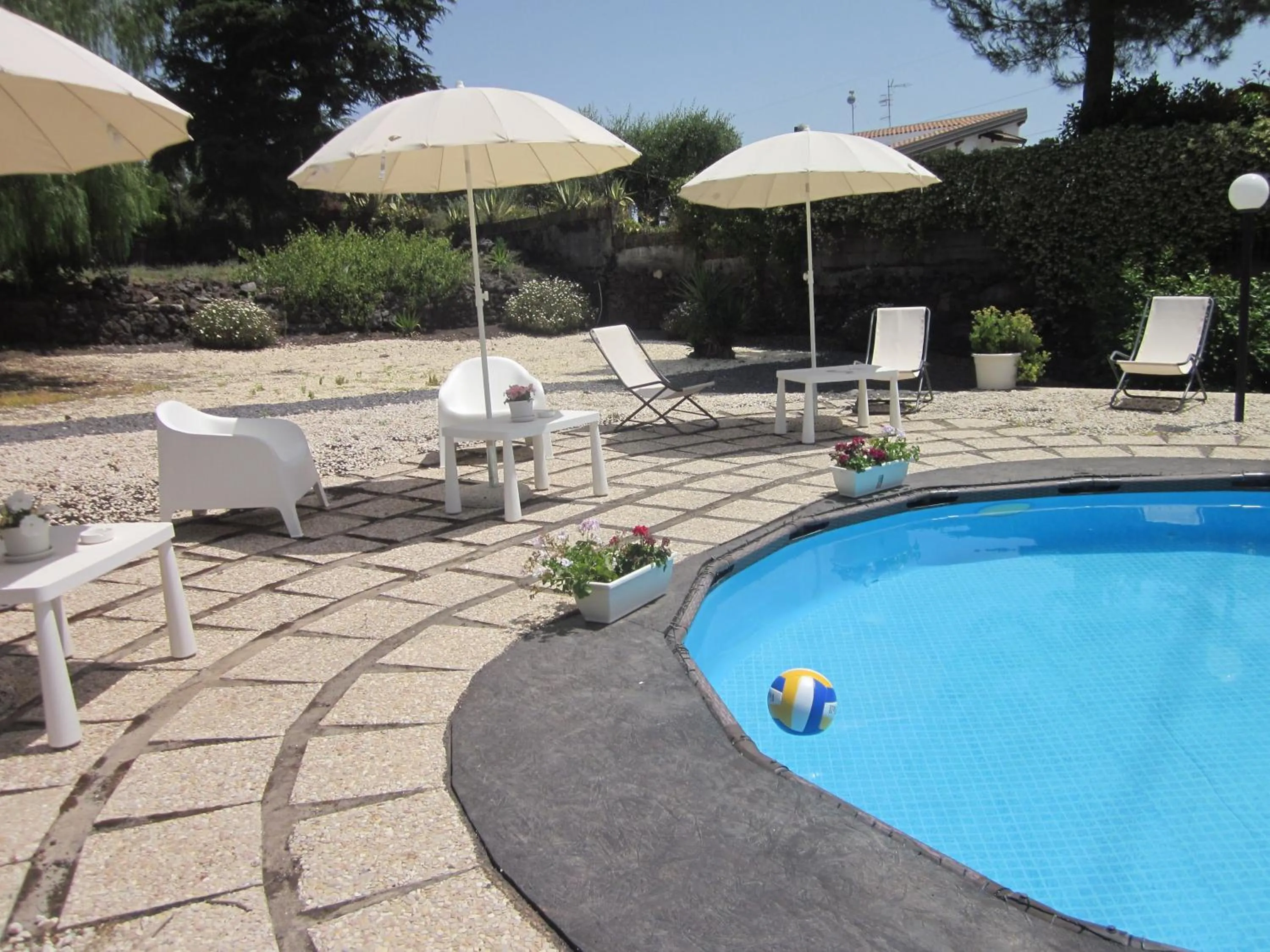 Swimming pool in B&B BOUTIQUE DI CHARME "ETNA-RELAX-NATURA"