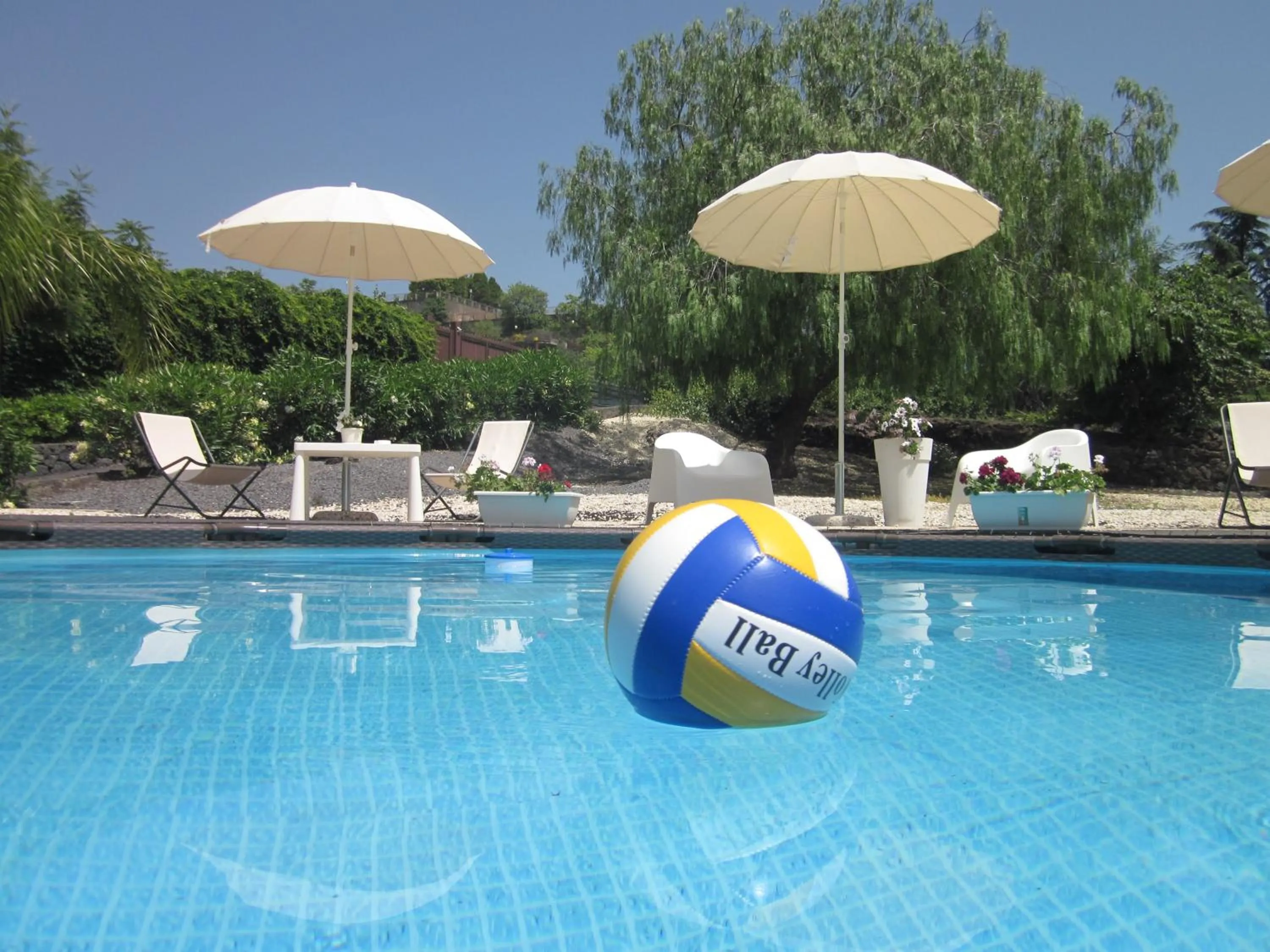 Swimming pool in B&B BOUTIQUE DI CHARME "ETNA-RELAX-NATURA"