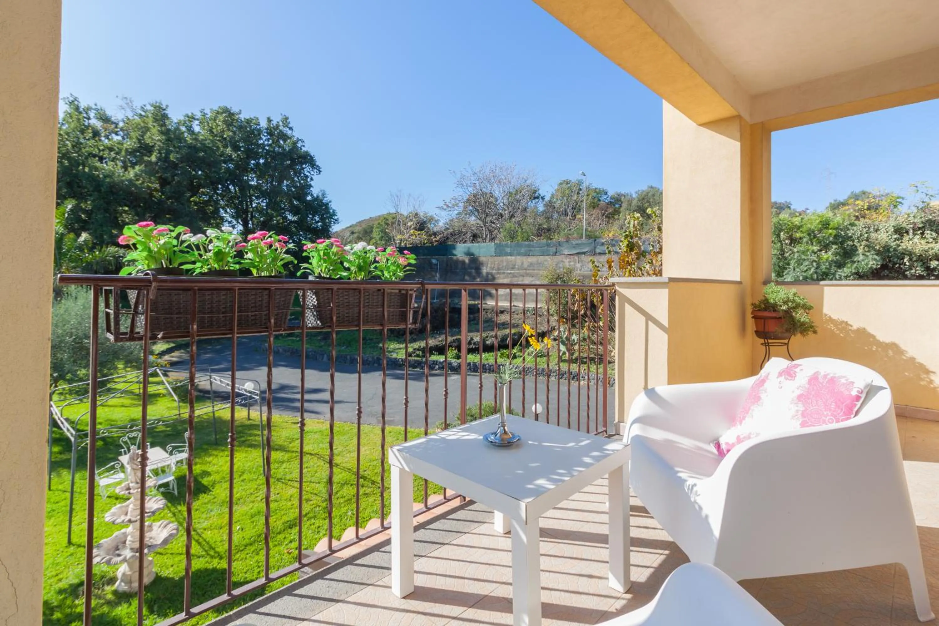 Balcony/Terrace in B&B BOUTIQUE DI CHARME "ETNA-RELAX-NATURA"