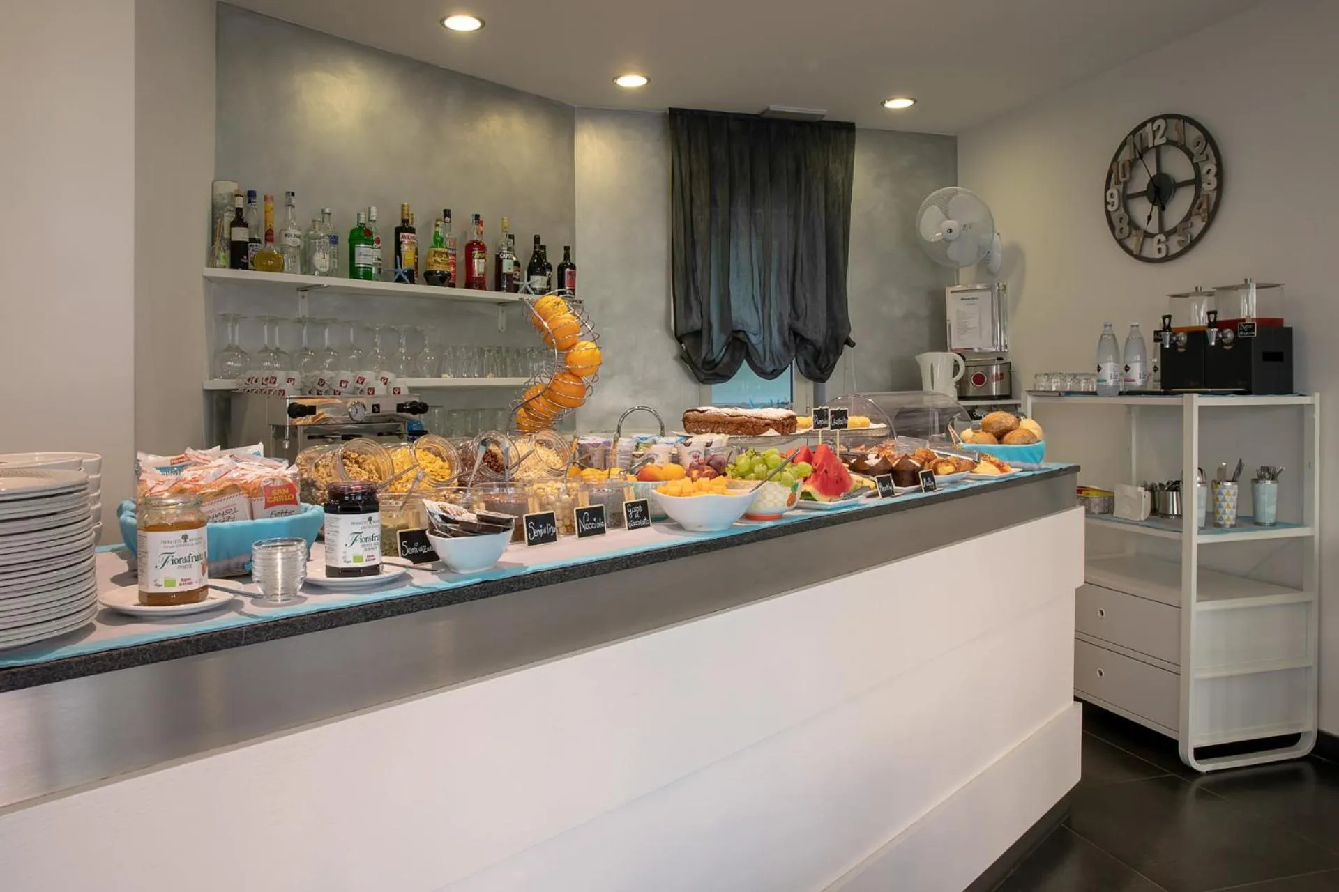 Communal lounge/ TV room in Gimmi Hotel