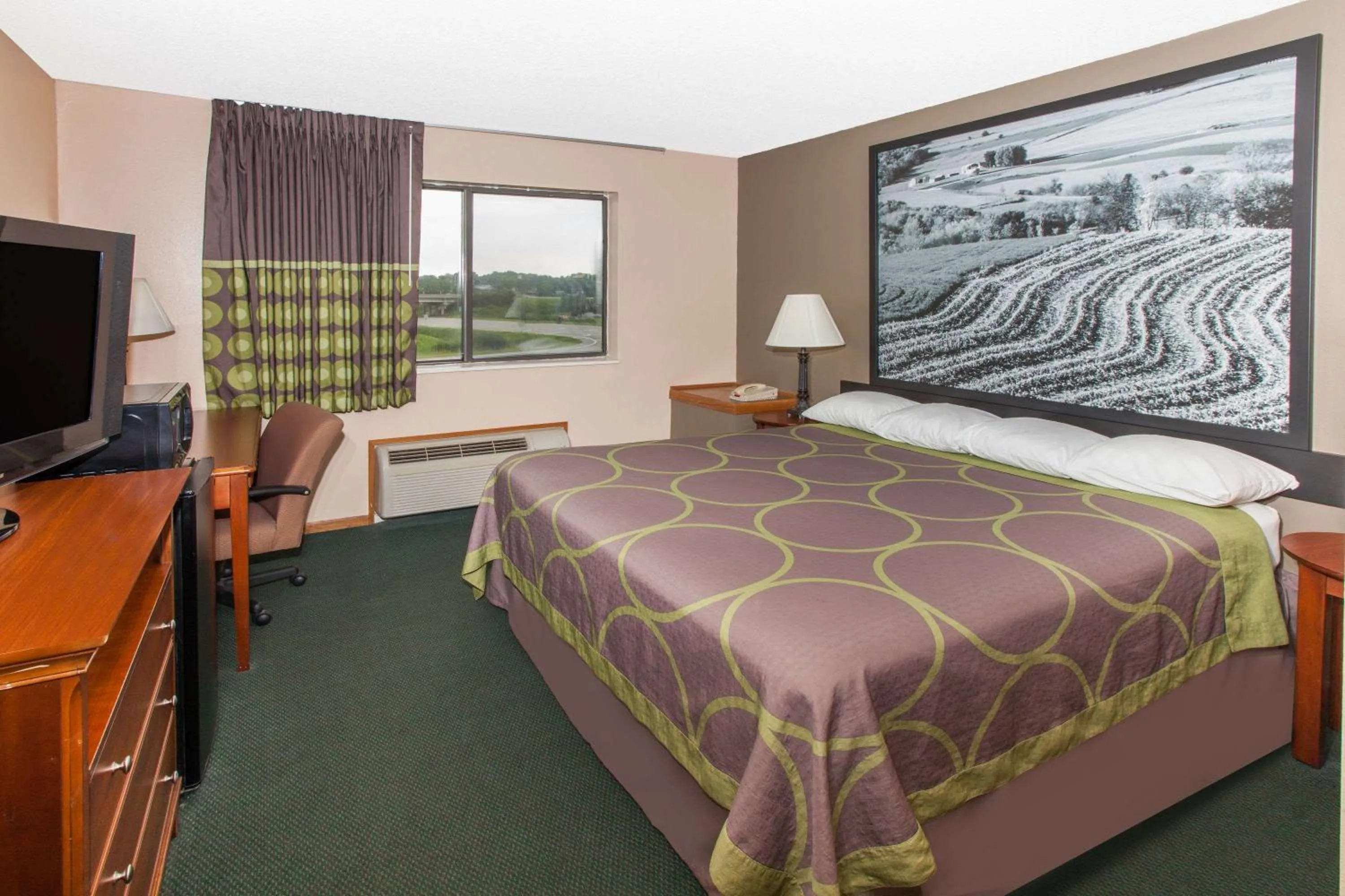 Photo of the whole room, Bed in Super 8 by Wyndham Anamosa IA