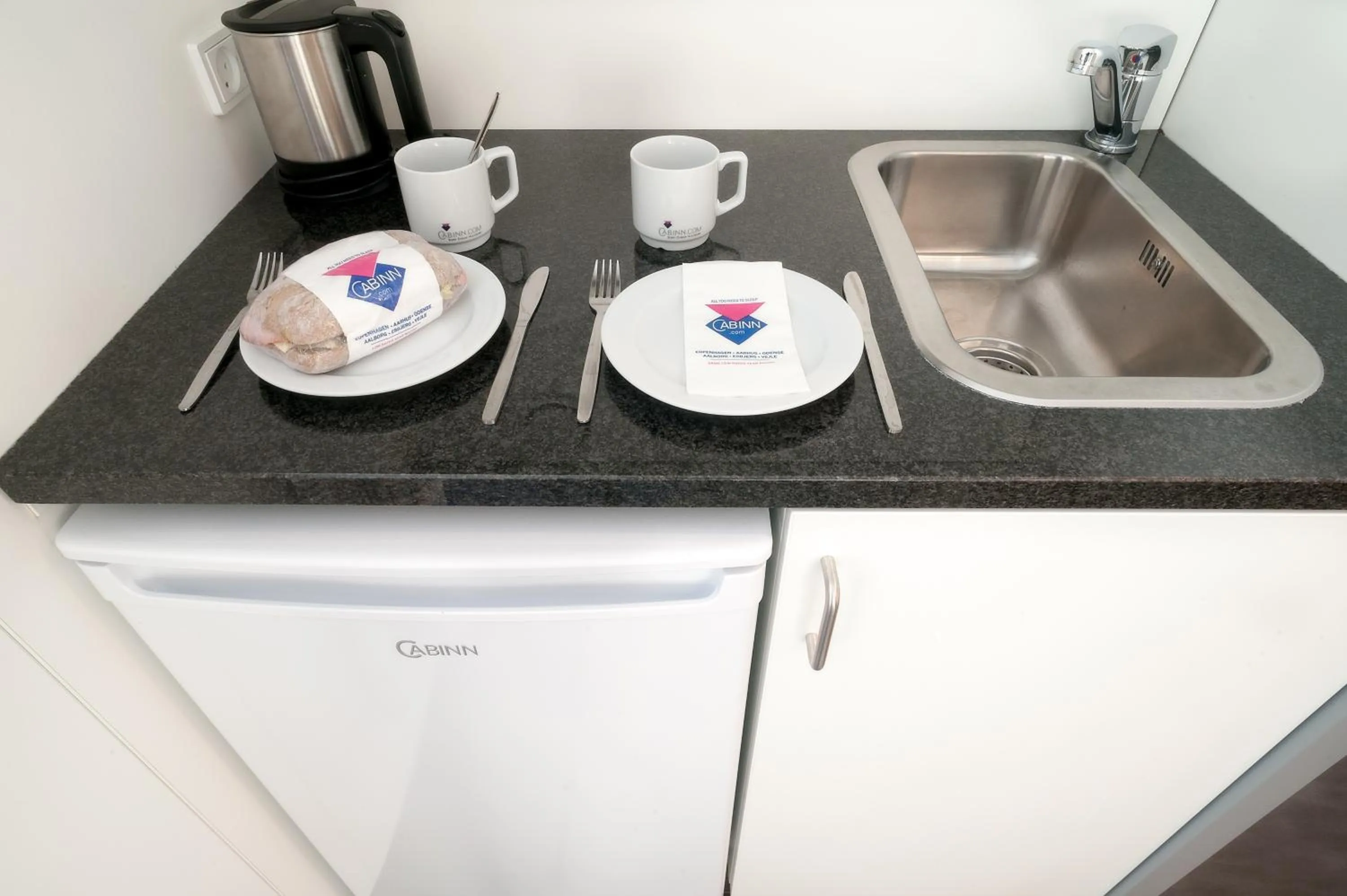 Kitchen or kitchenette in Cabinn Apartments