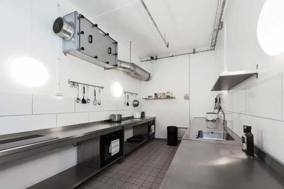 Kitchen or kitchenette in Cabinn Apartments