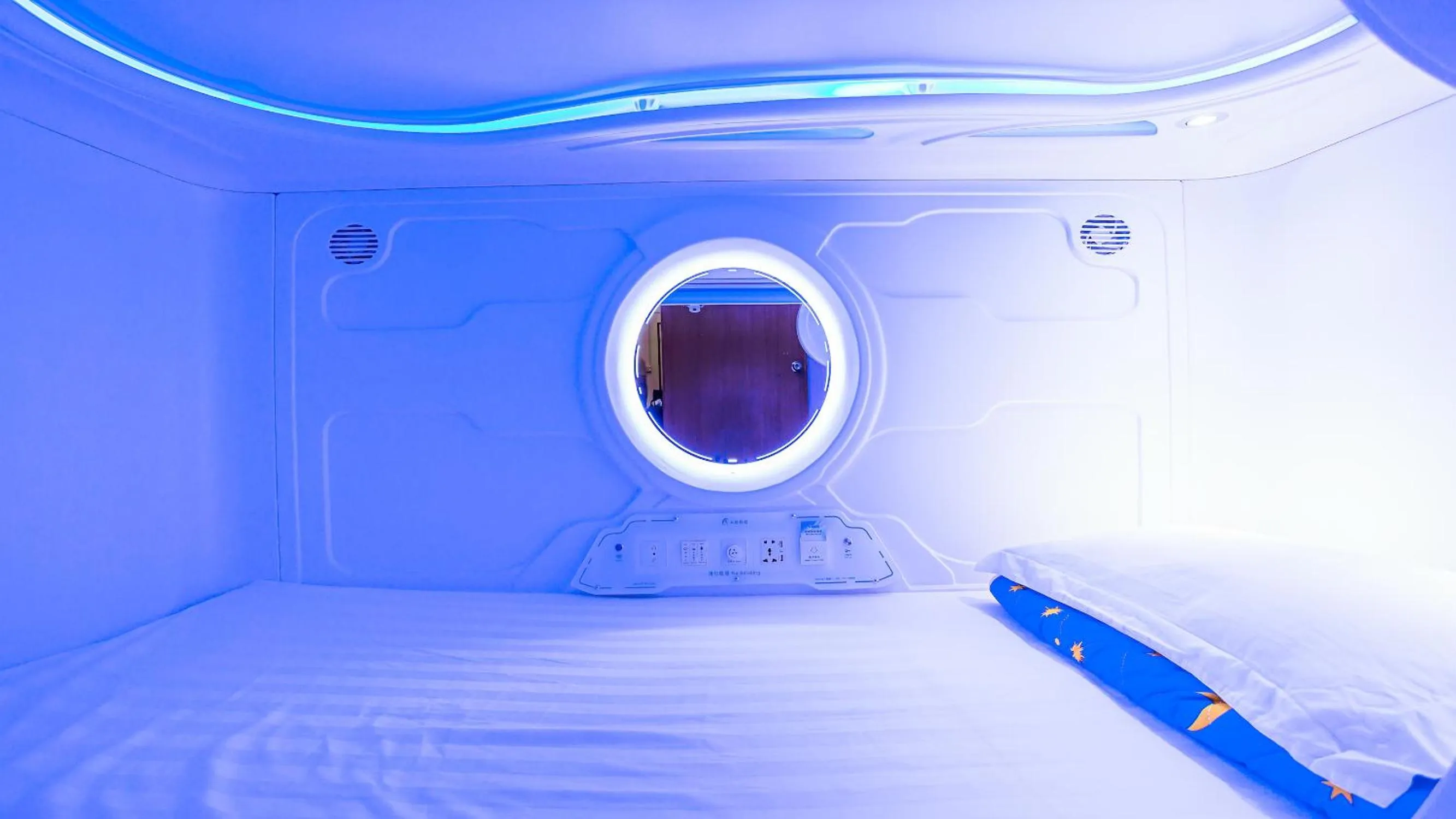 bunk bed, Bed in Spacepod@SG