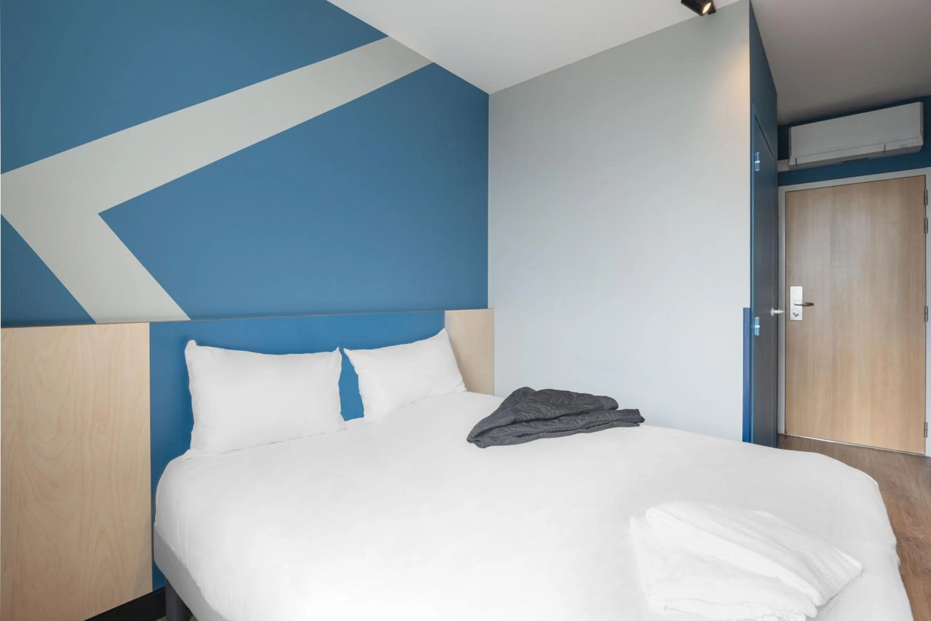 Bedroom, Bed in ibis budget Leuven Centrum