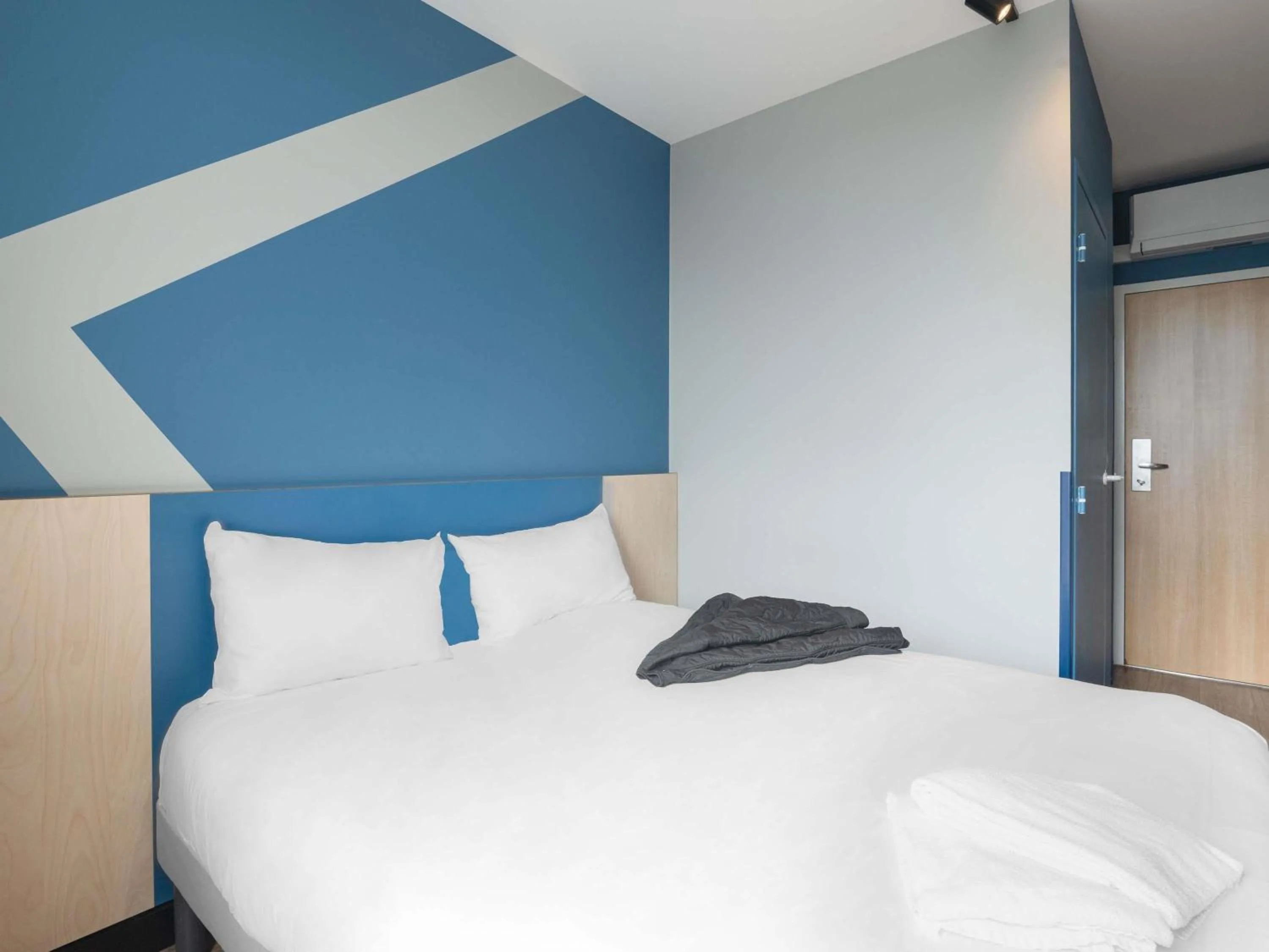 Bedroom, Bed in ibis budget Leuven Centrum