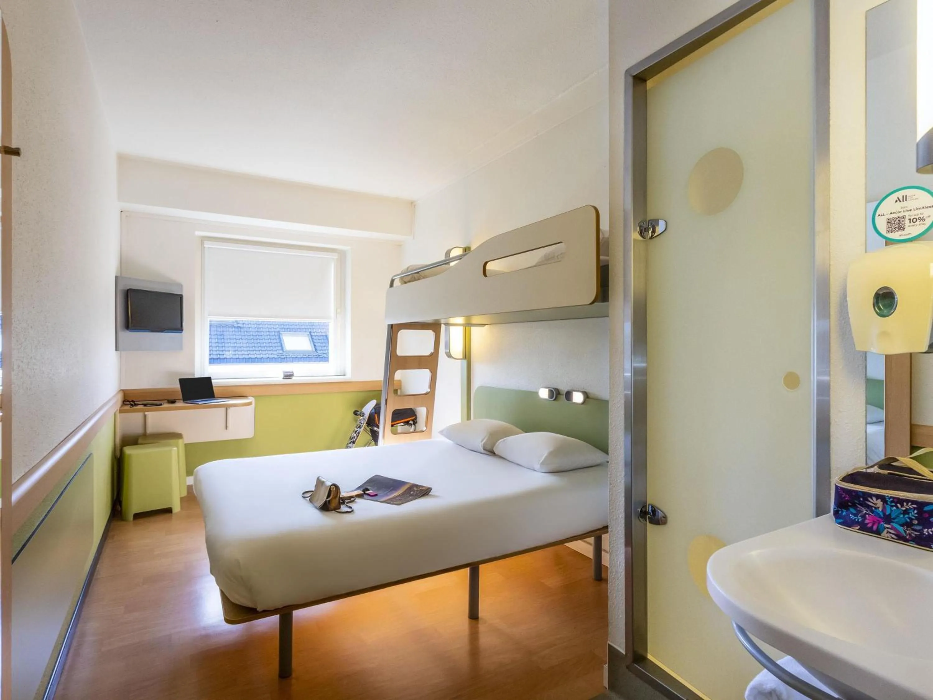 Bedroom, Bed in ibis budget Antwerpen Centraal Station