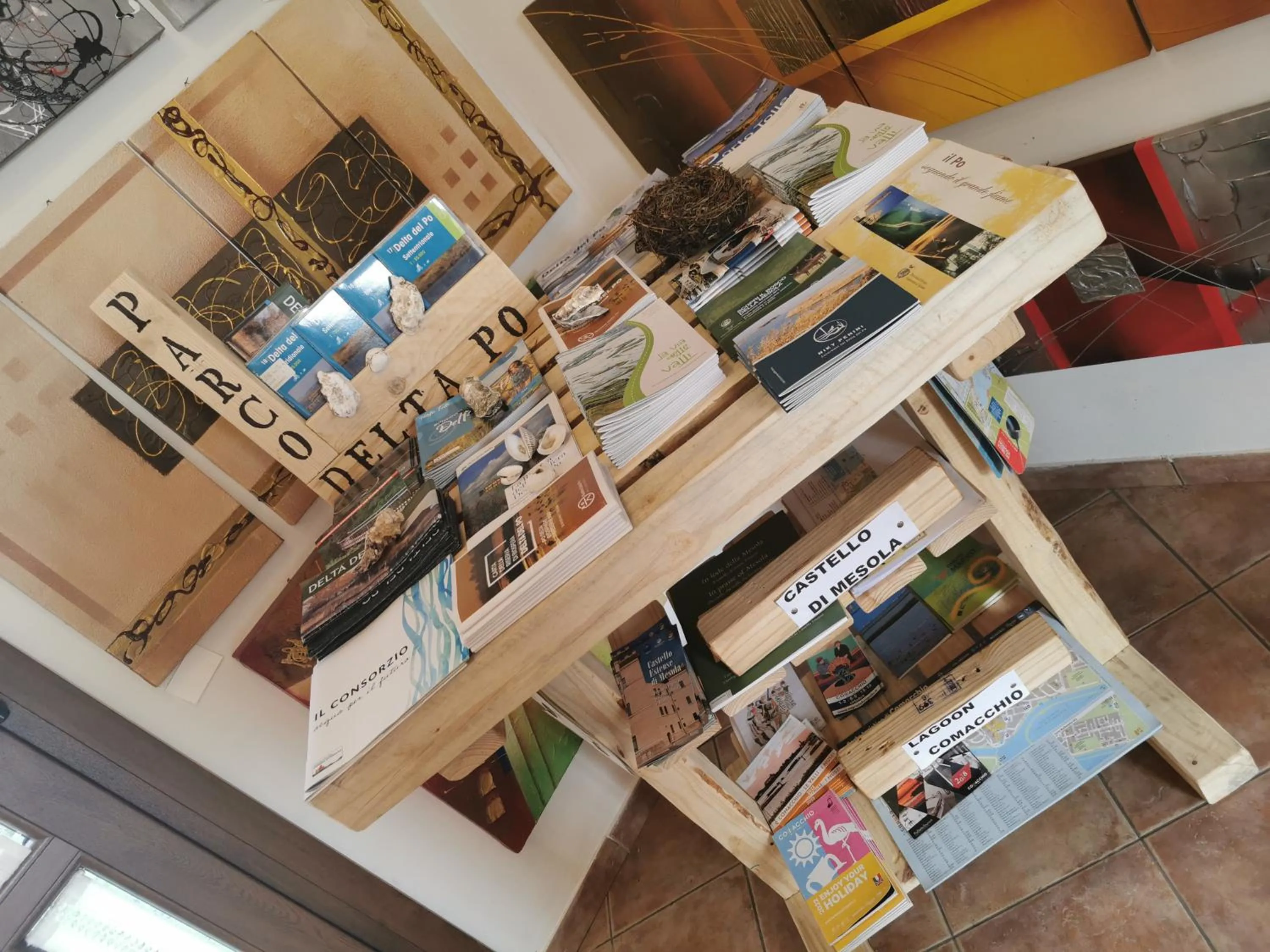 Library in Casa di Campagna B&B La Corte Ferrara