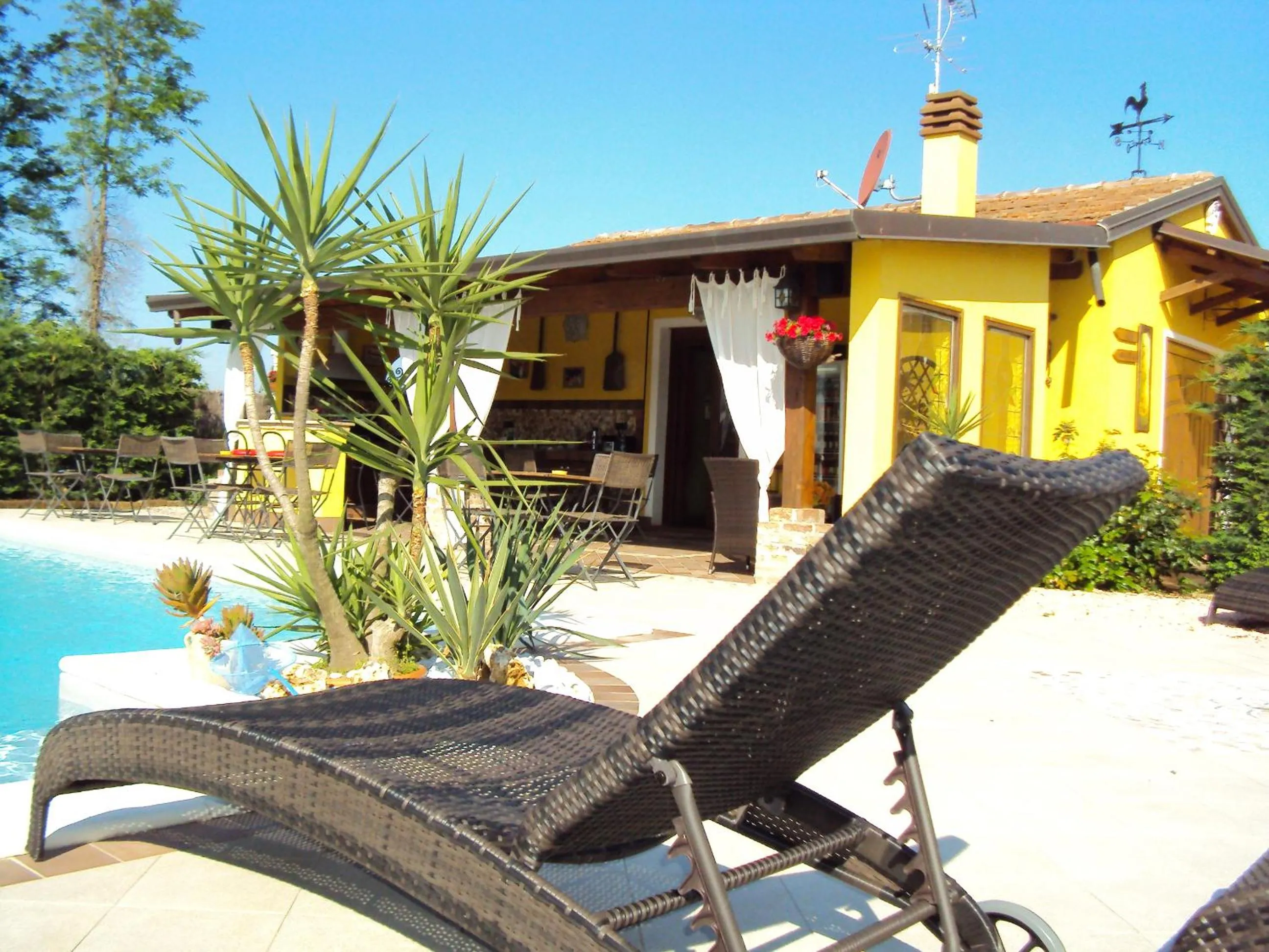 Swimming pool in Casa di Campagna B&B La Corte Ferrara