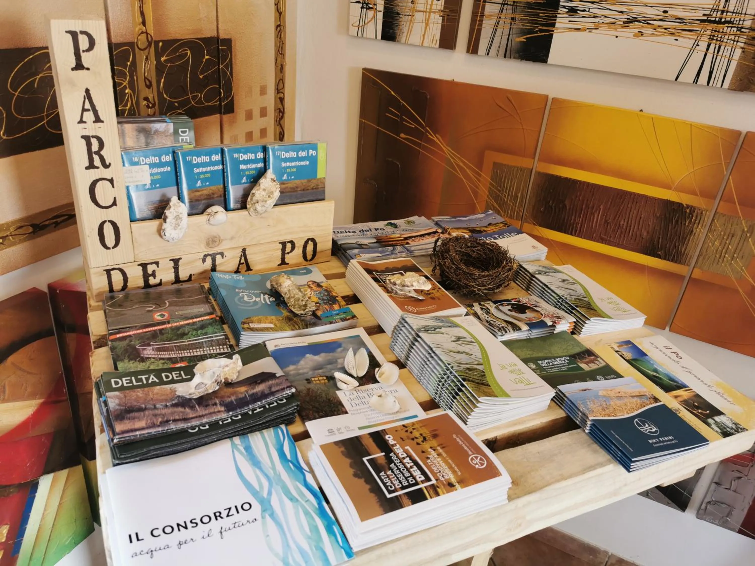 Library in Casa di Campagna B&B La Corte Ferrara