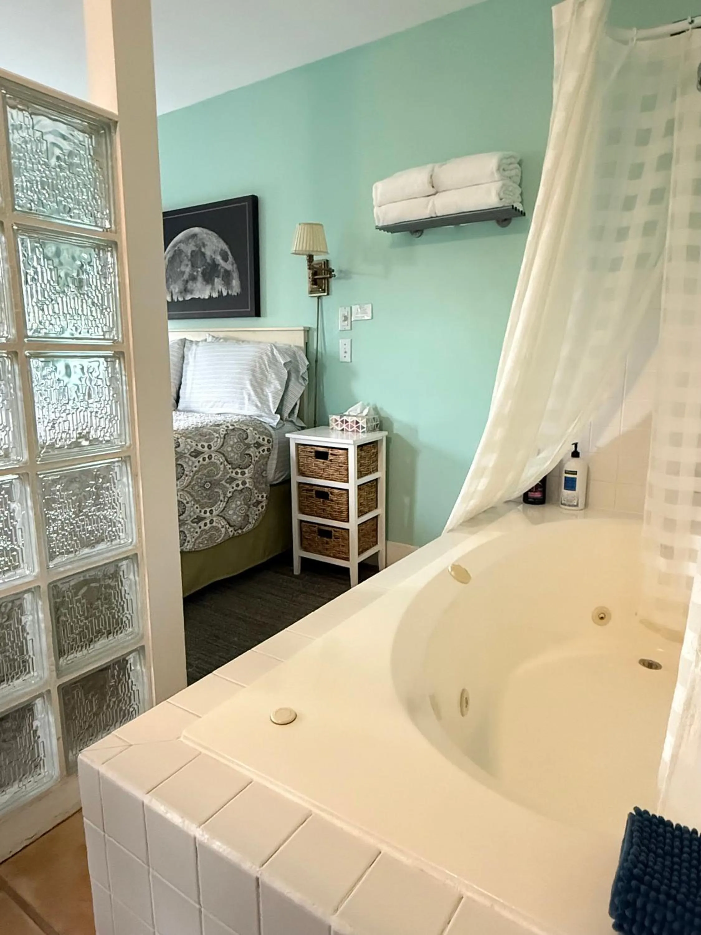 Bed in Heartwood Inn