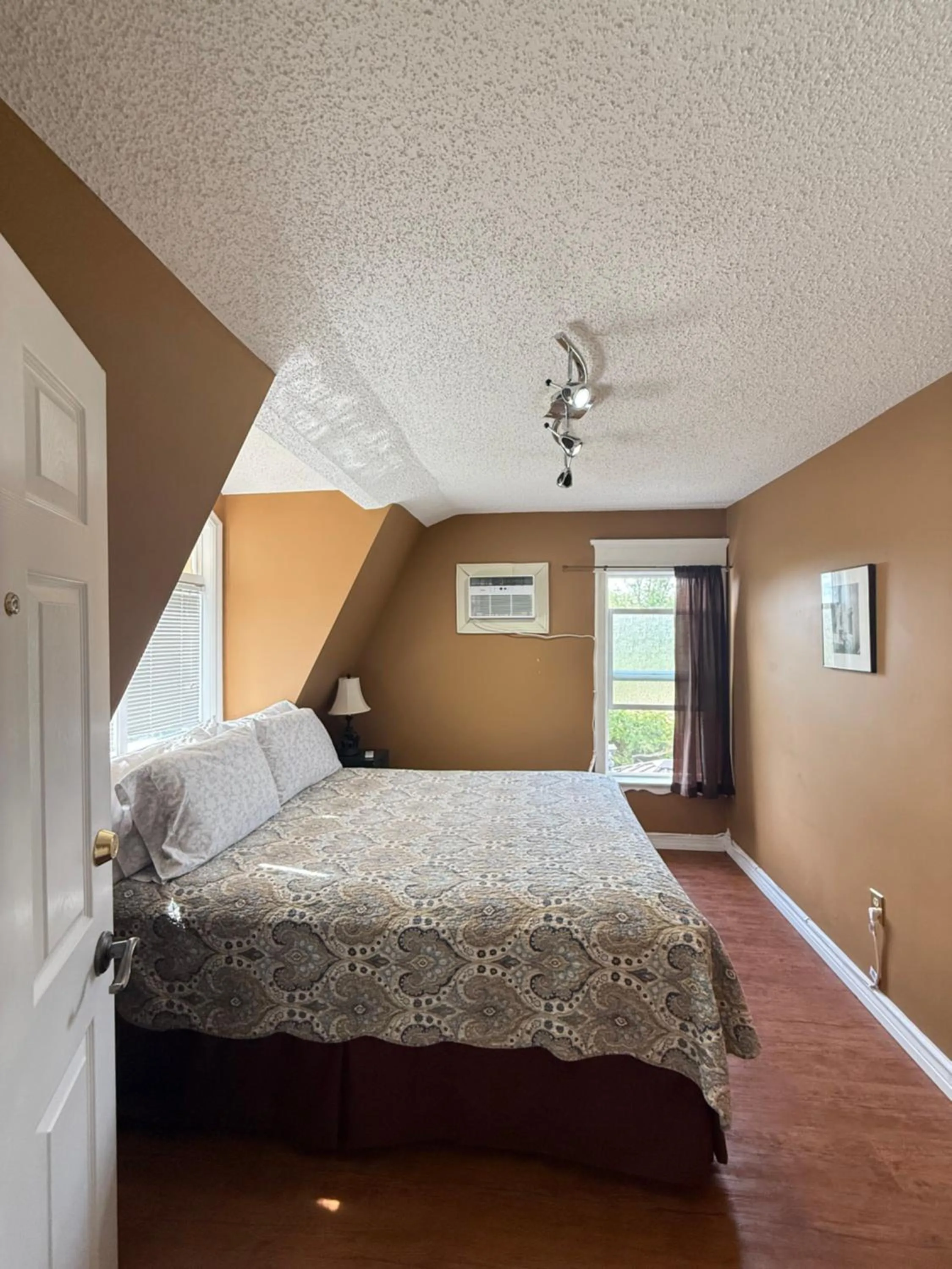 Bed in Heartwood Inn