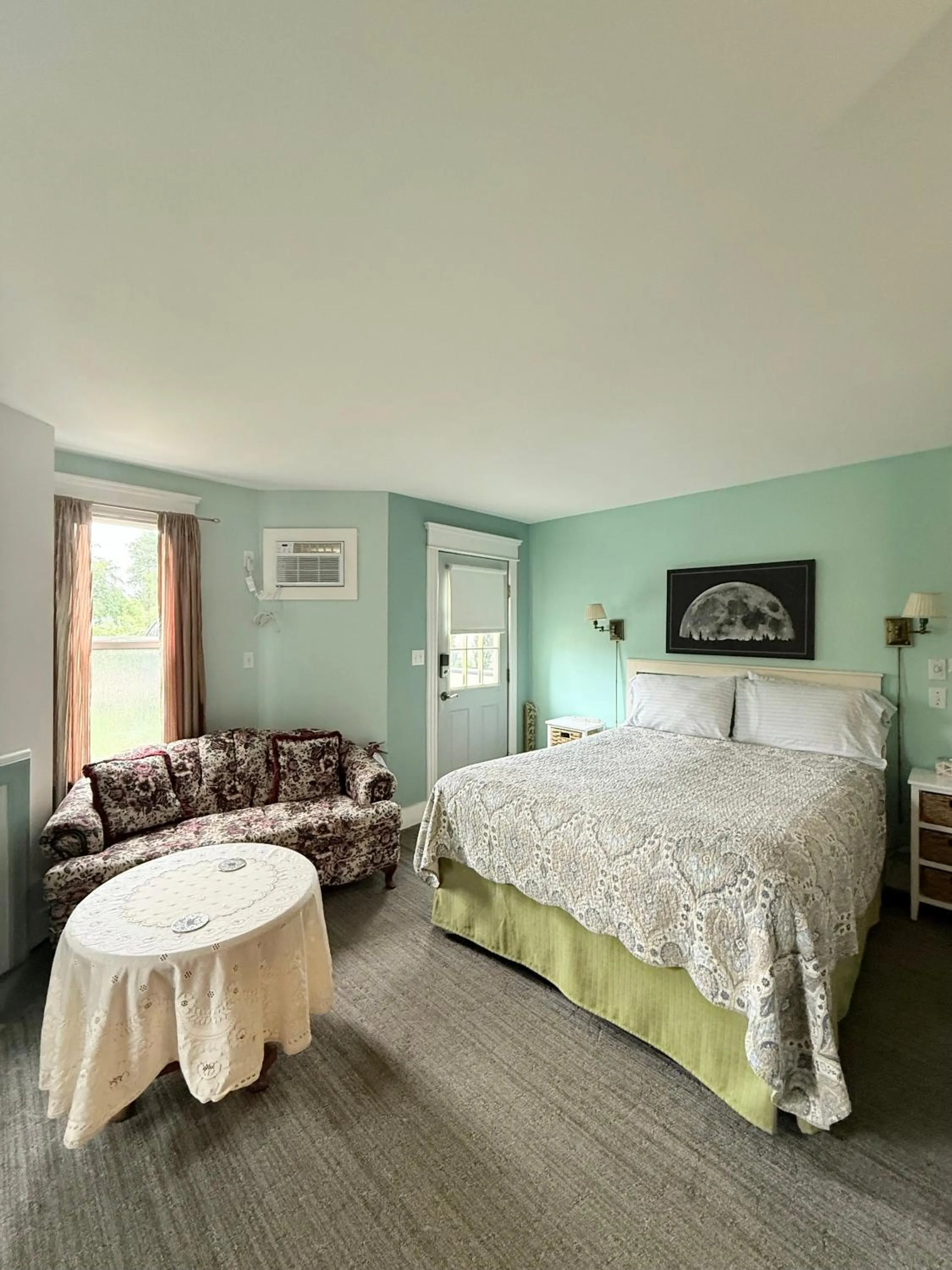 Bed in Heartwood Inn