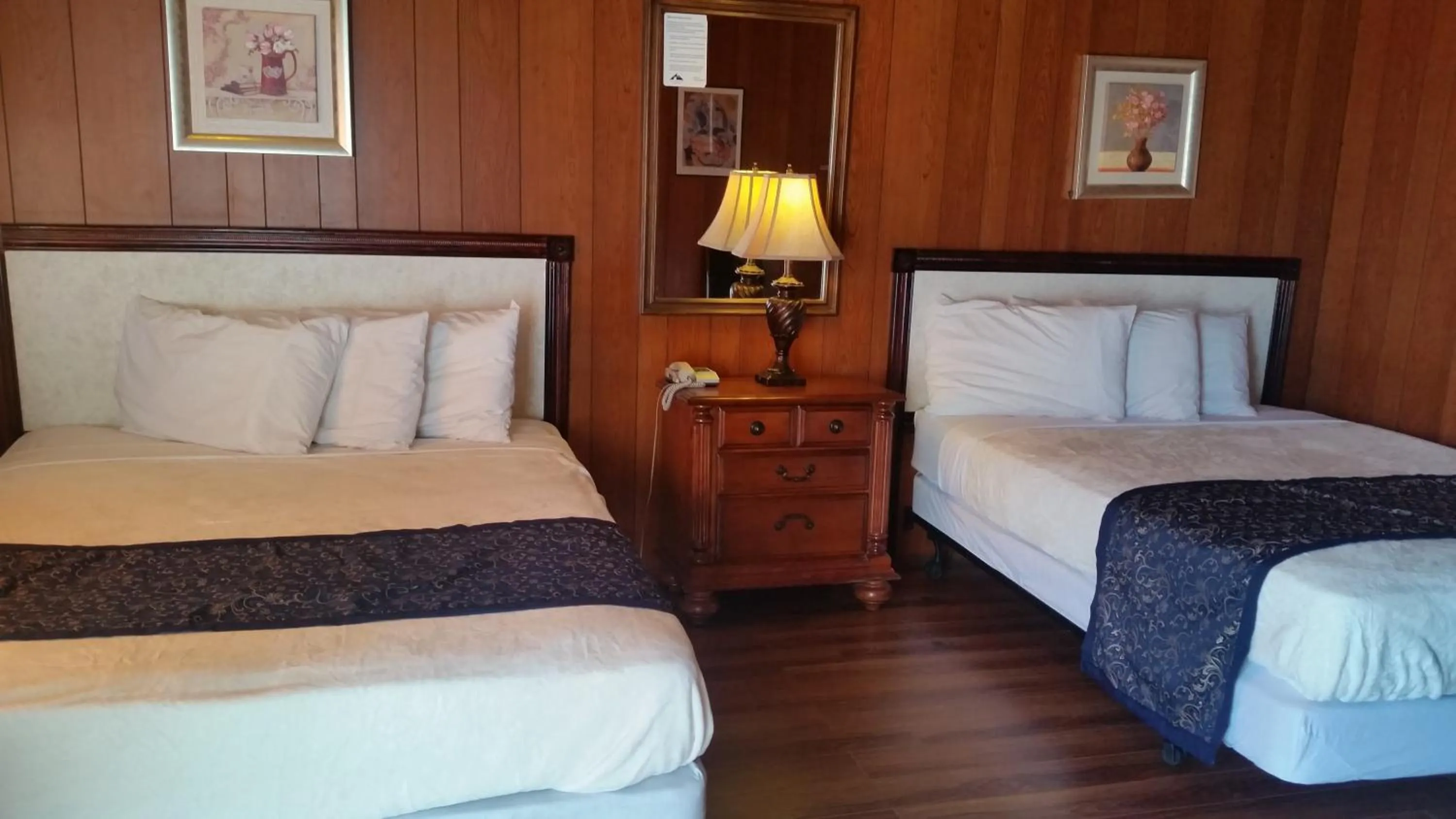 Bedroom, Bed in Blue Mountain Motel