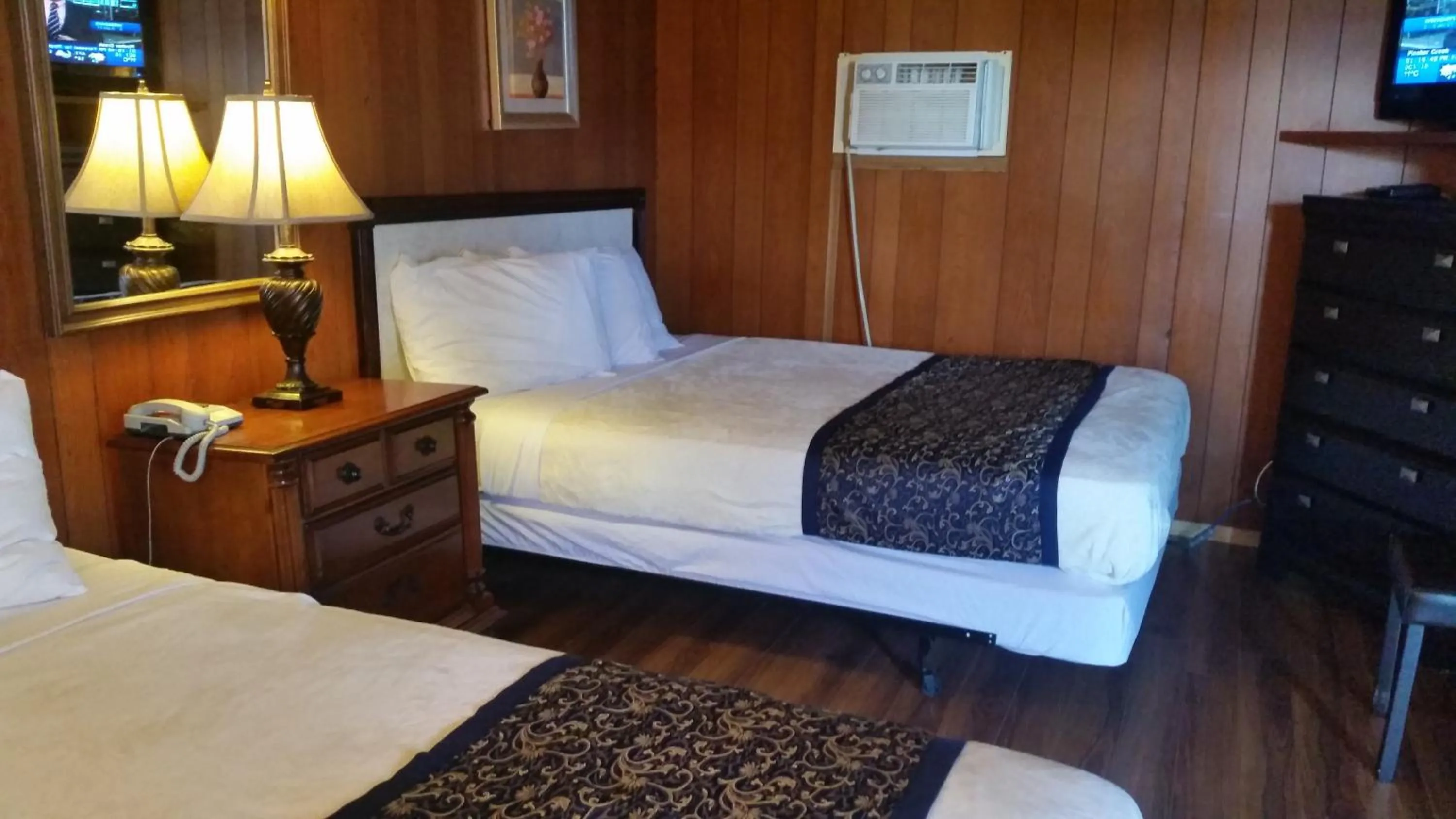 Bedroom, Bed in Blue Mountain Motel