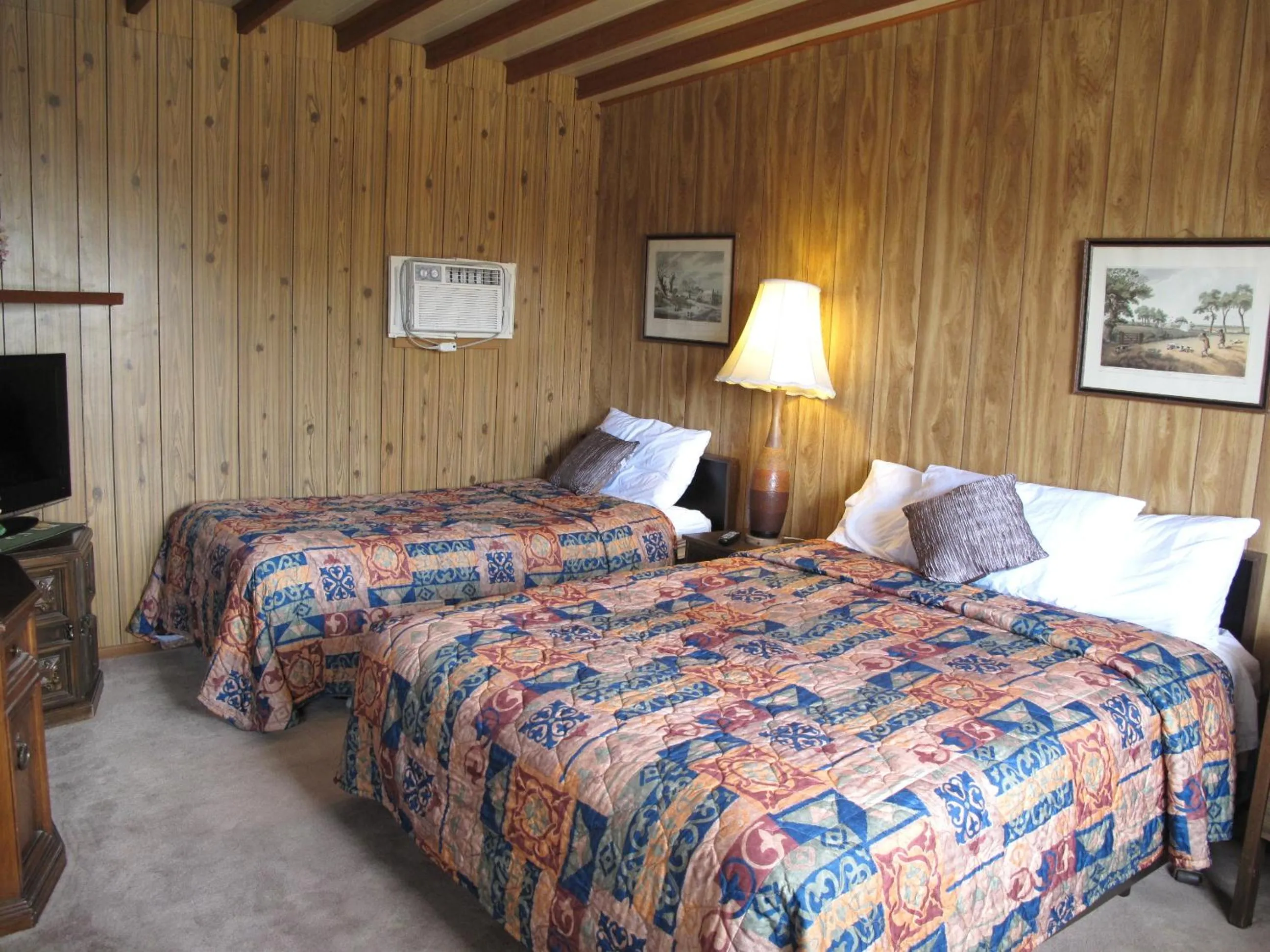 Photo of the whole room, Bed in Blue Mountain Motel