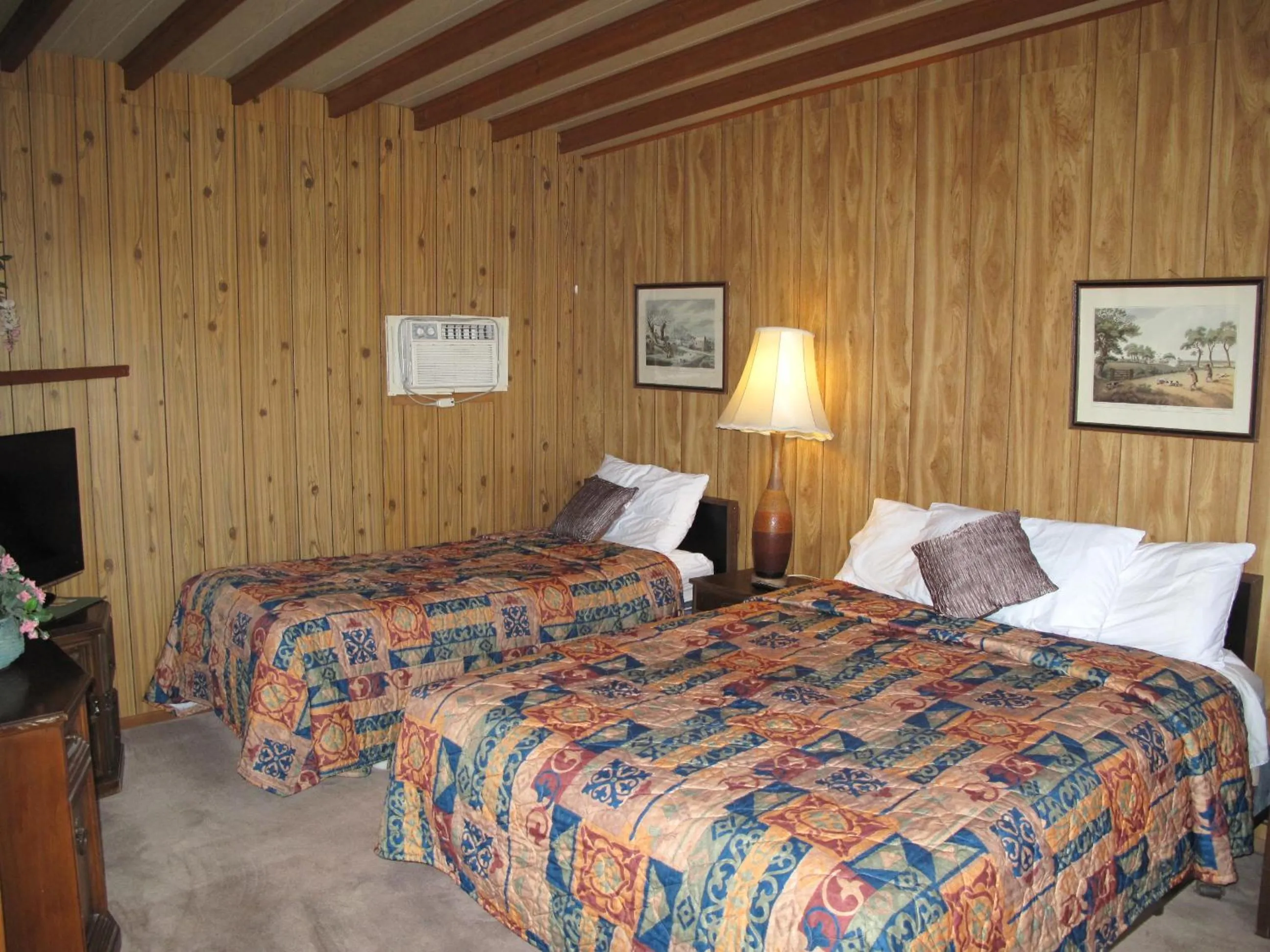 Photo of the whole room, Bed in Blue Mountain Motel