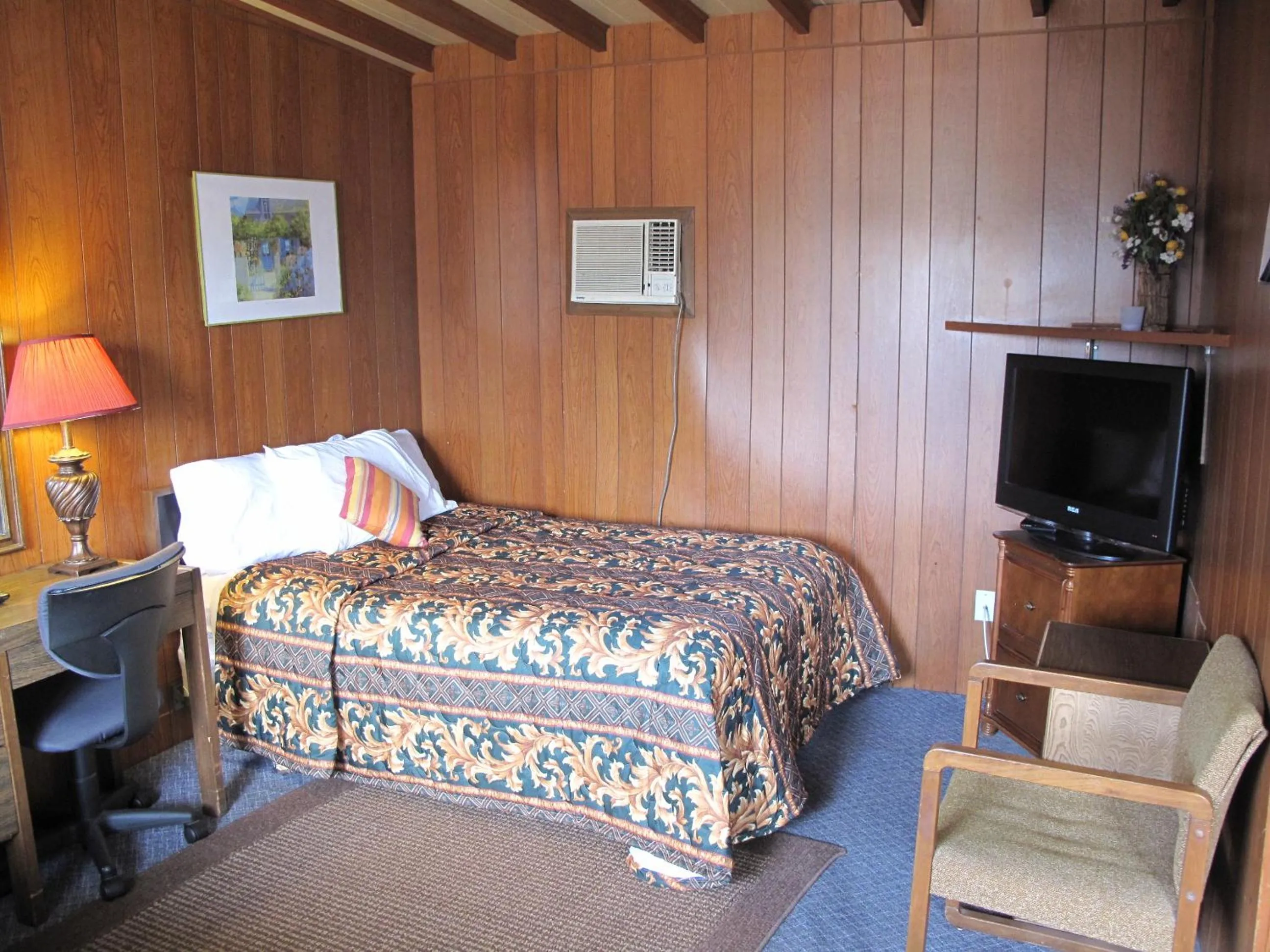 Bedroom, Bed in Blue Mountain Motel