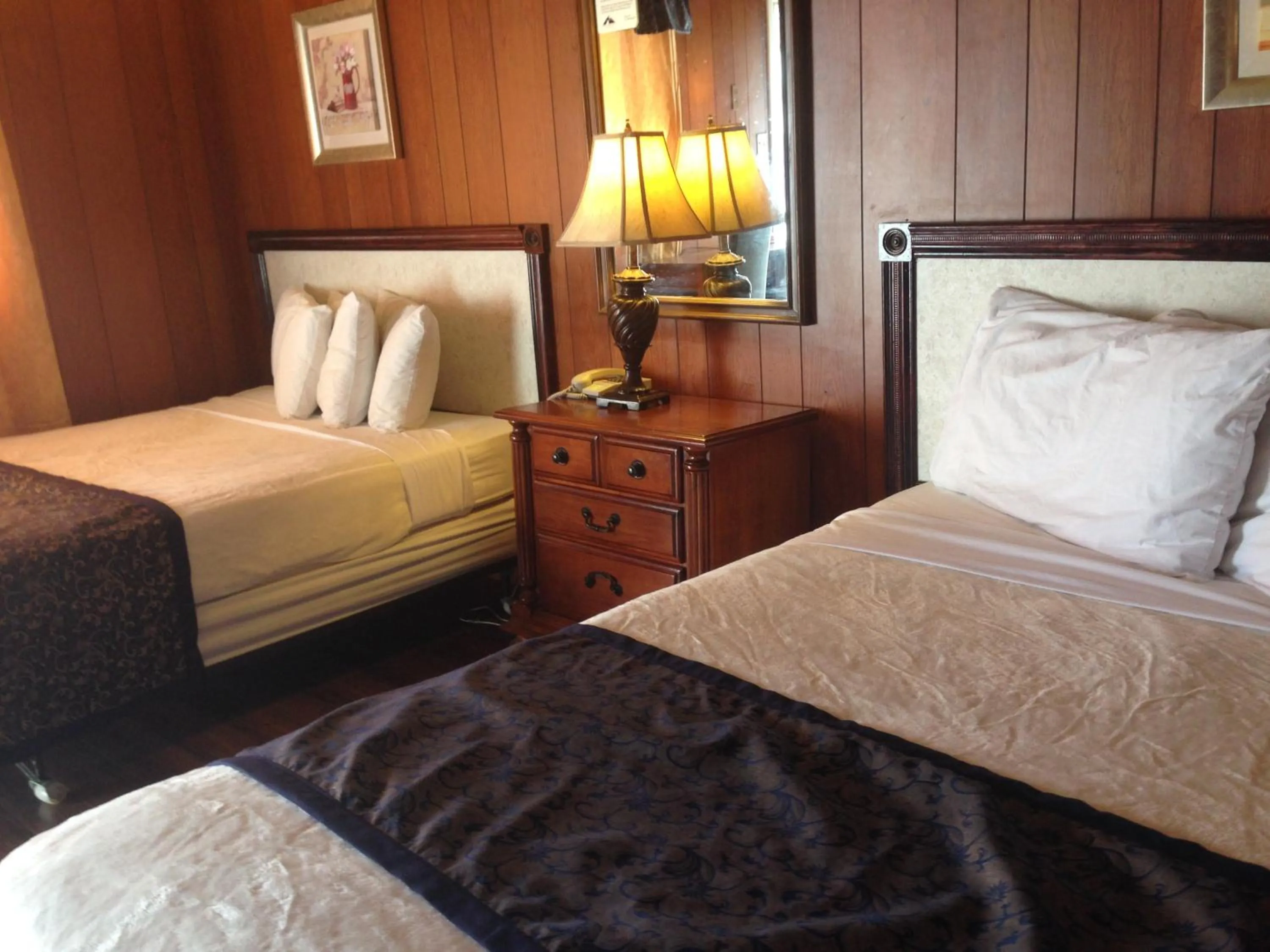 Bedroom, Bed in Blue Mountain Motel