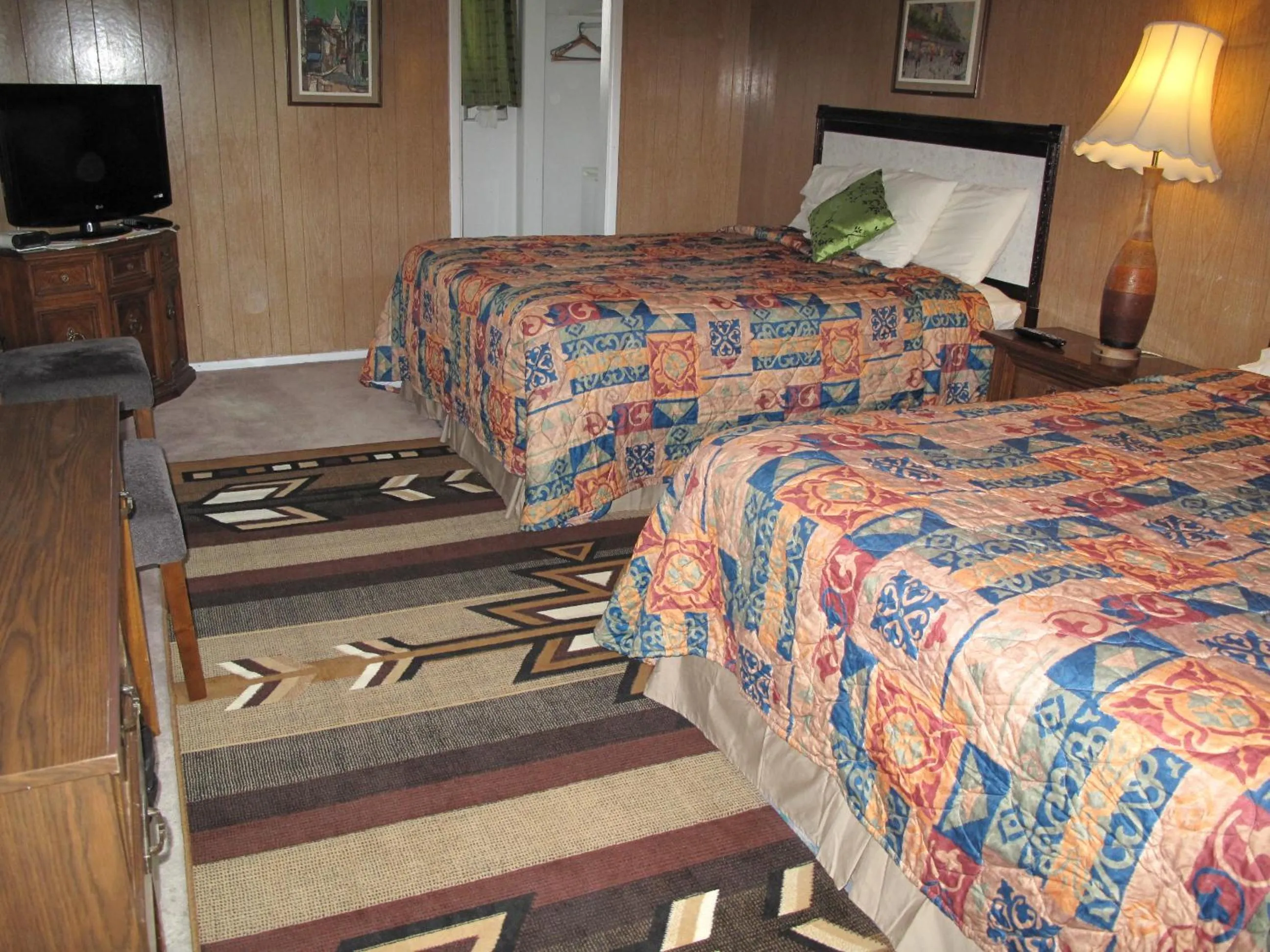 Photo of the whole room, Bed in Blue Mountain Motel
