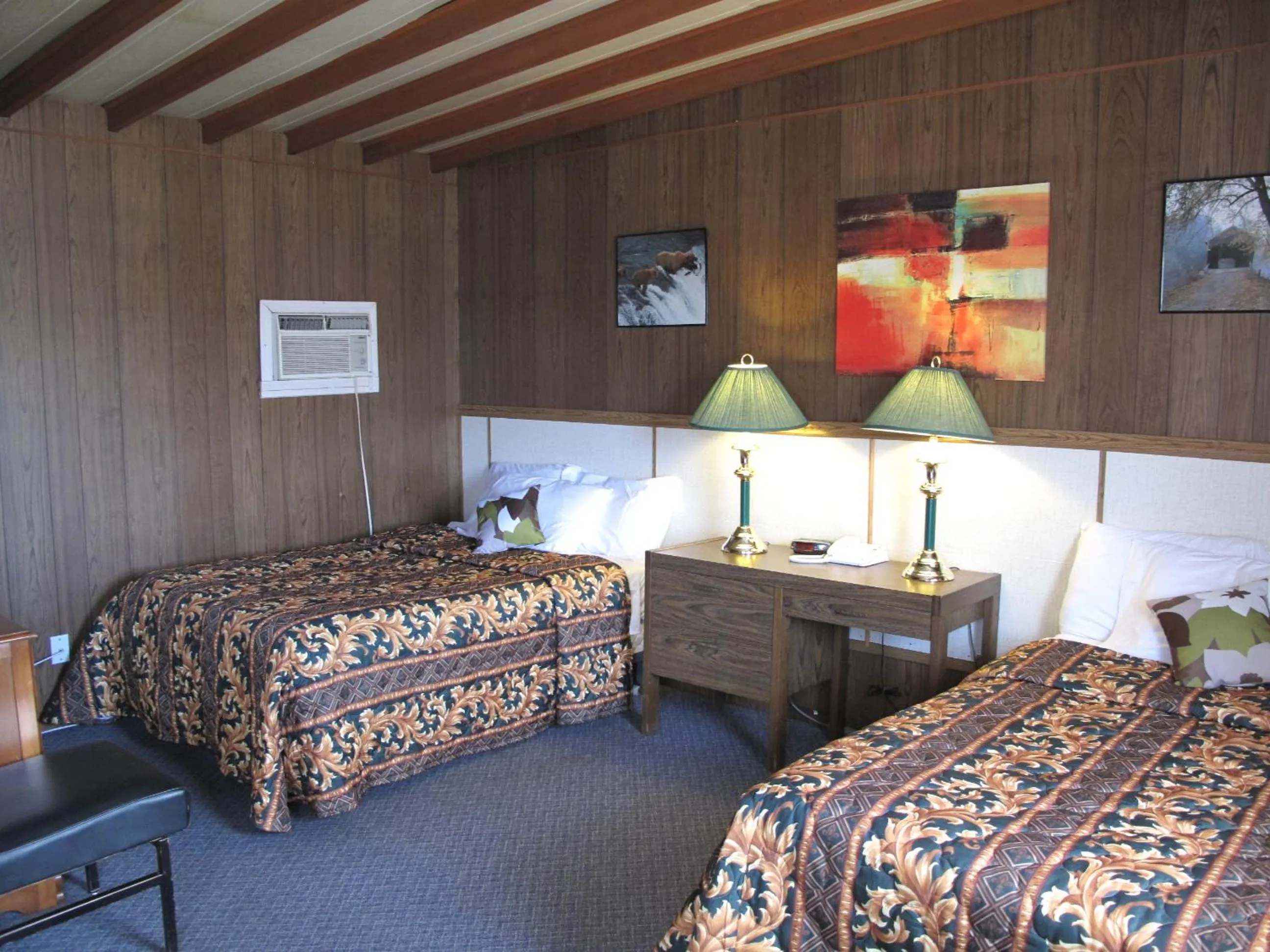 Bedroom, Bed in Blue Mountain Motel