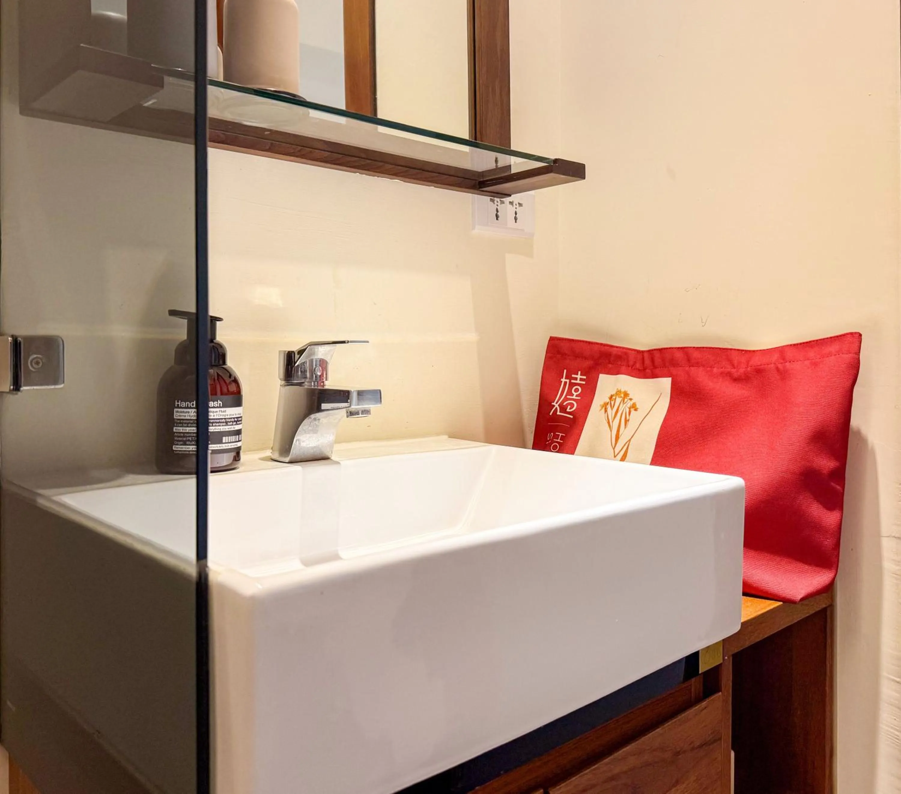 Property logo or sign in 嬉安平 Si Anping by Hotel Si