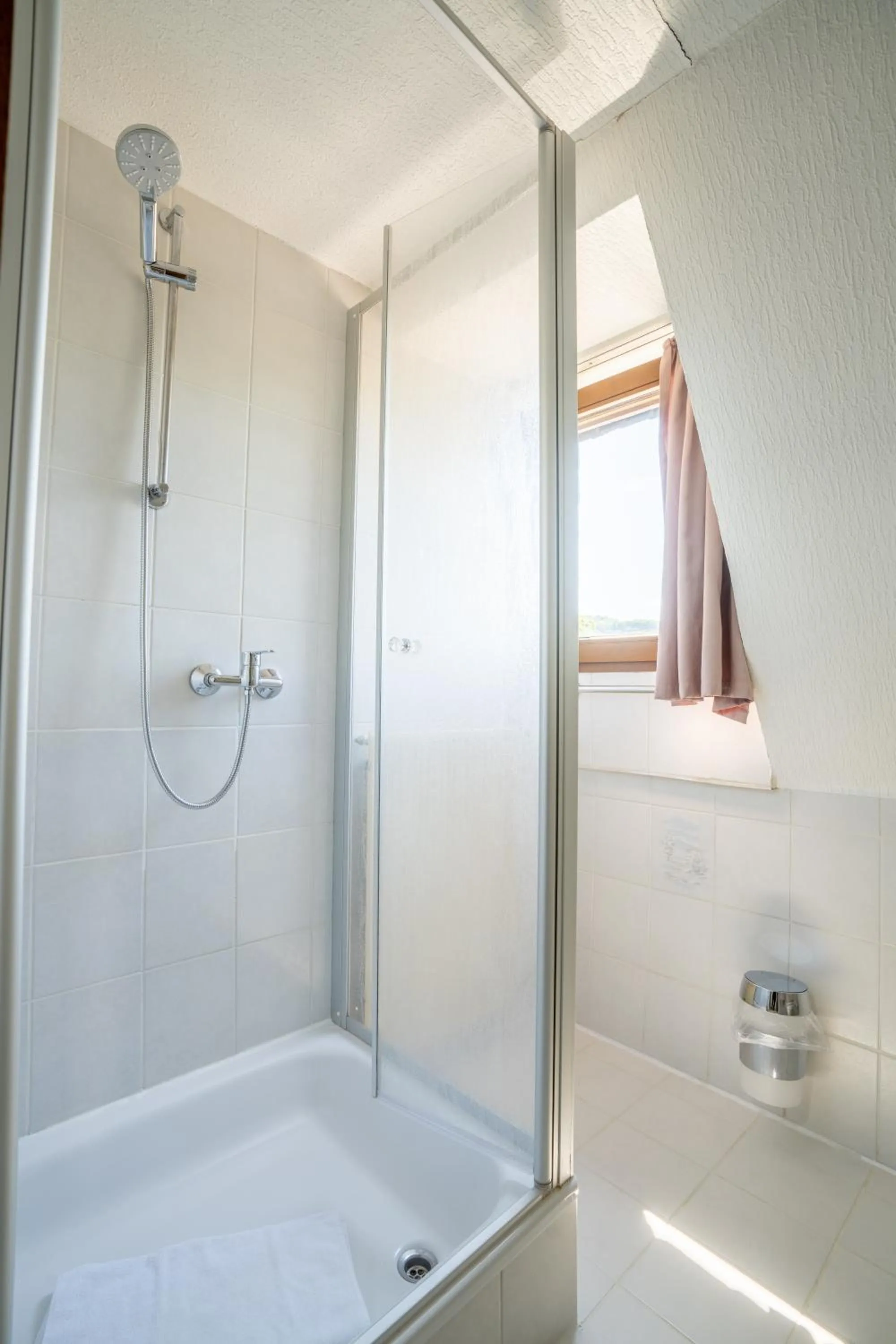 Shower in Mühlengarten by Relax Inn - Self Check In & Free Parking