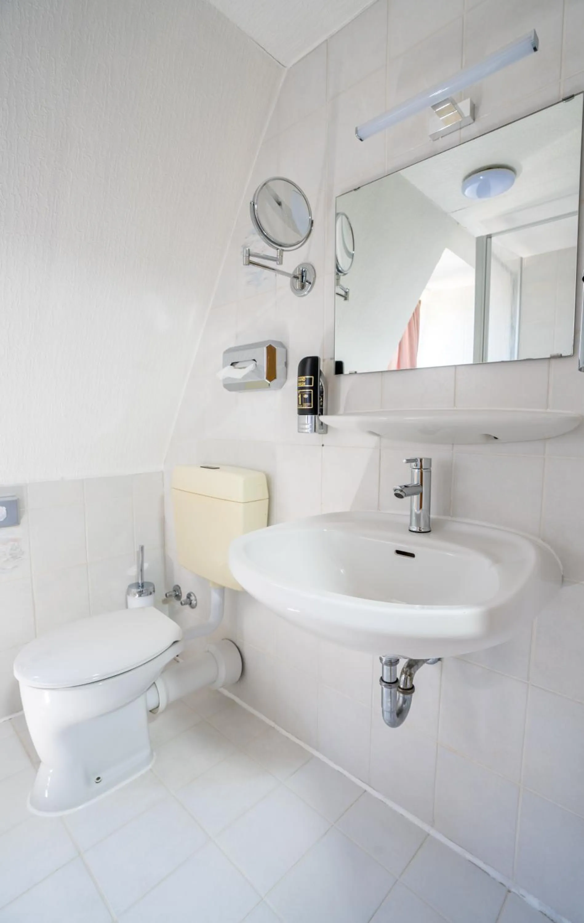 Toilet in Mühlengarten by Relax Inn - Self Check In & Free Parking