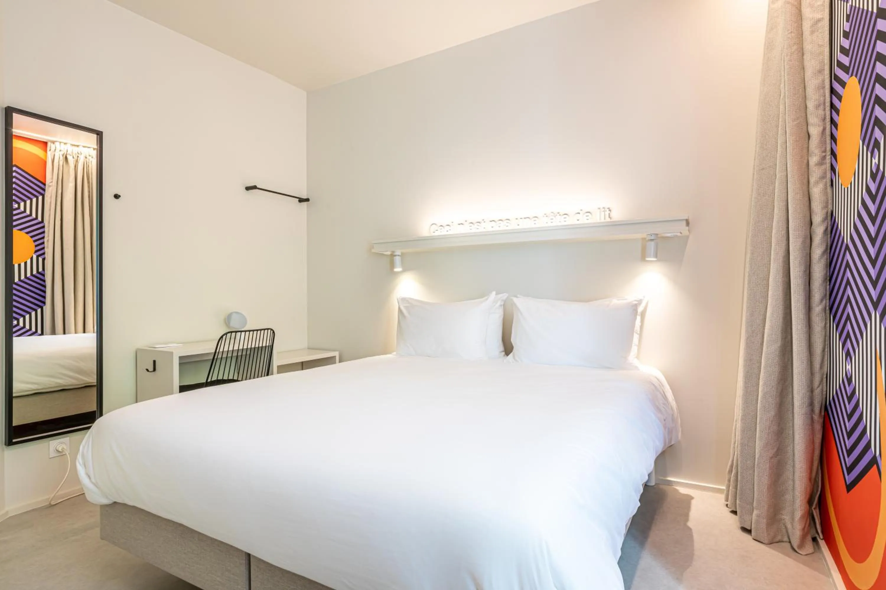 Property building, Bed in Graphik Montparnasse