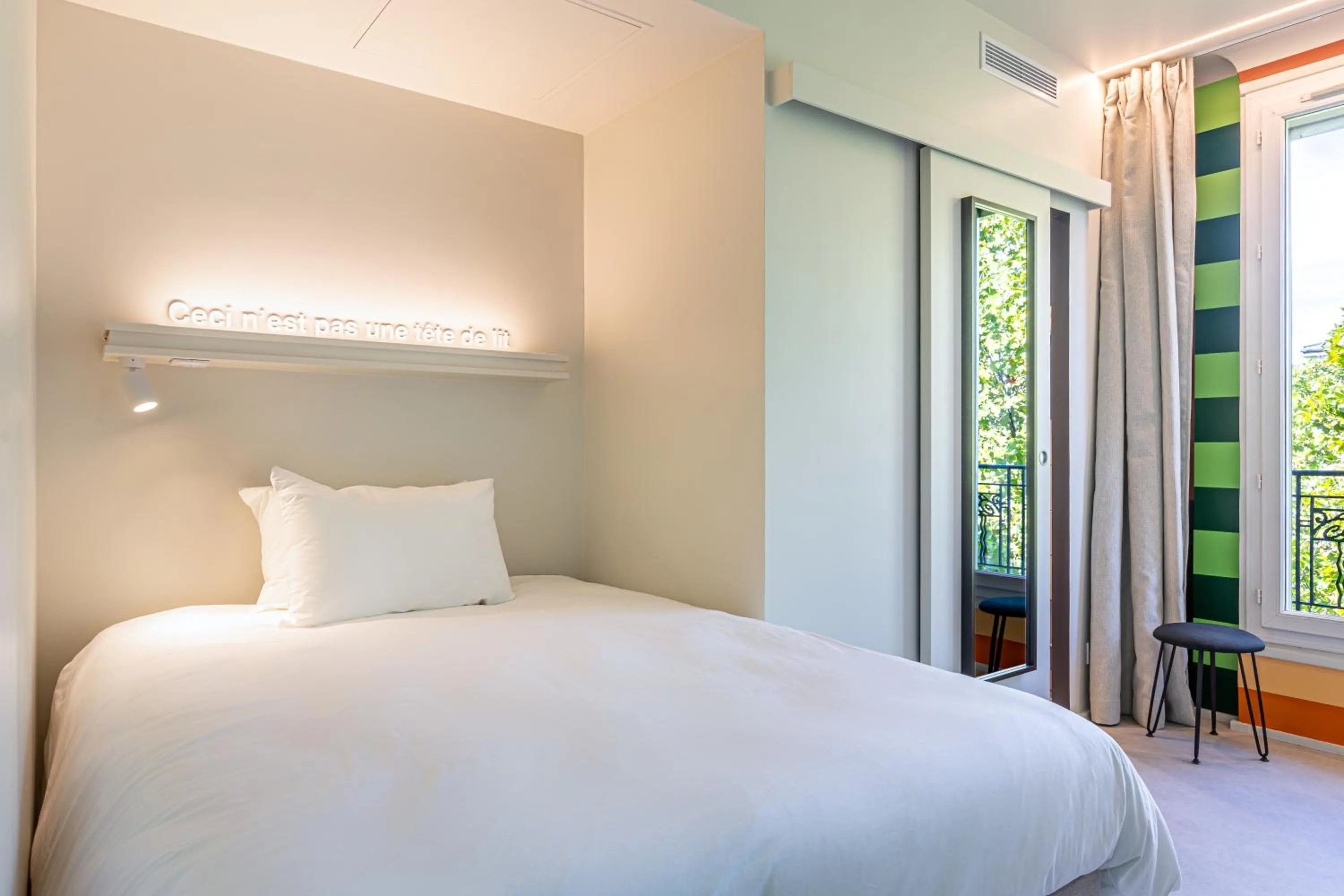 Bed in Graphik Montparnasse