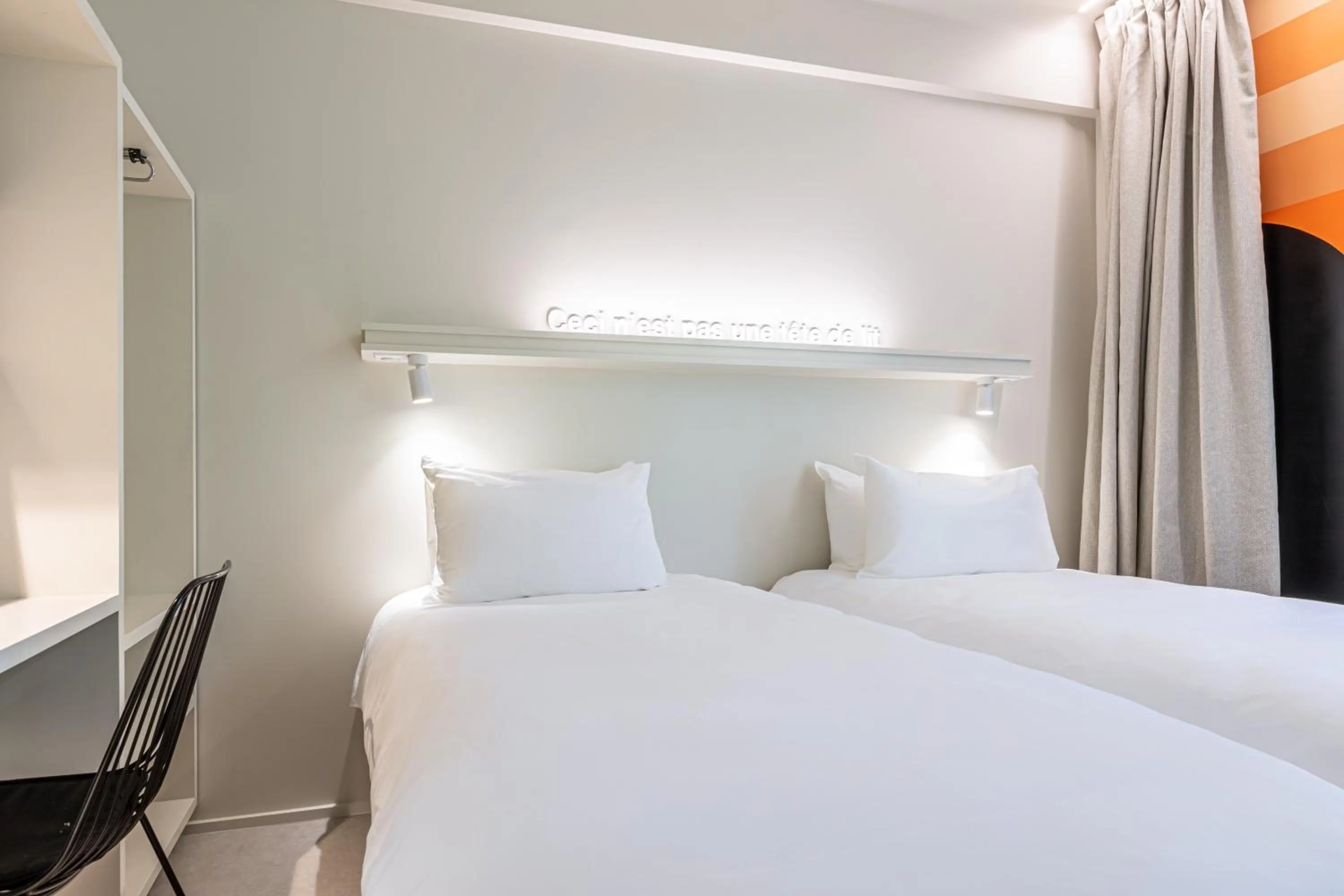 Bed in Graphik Montparnasse