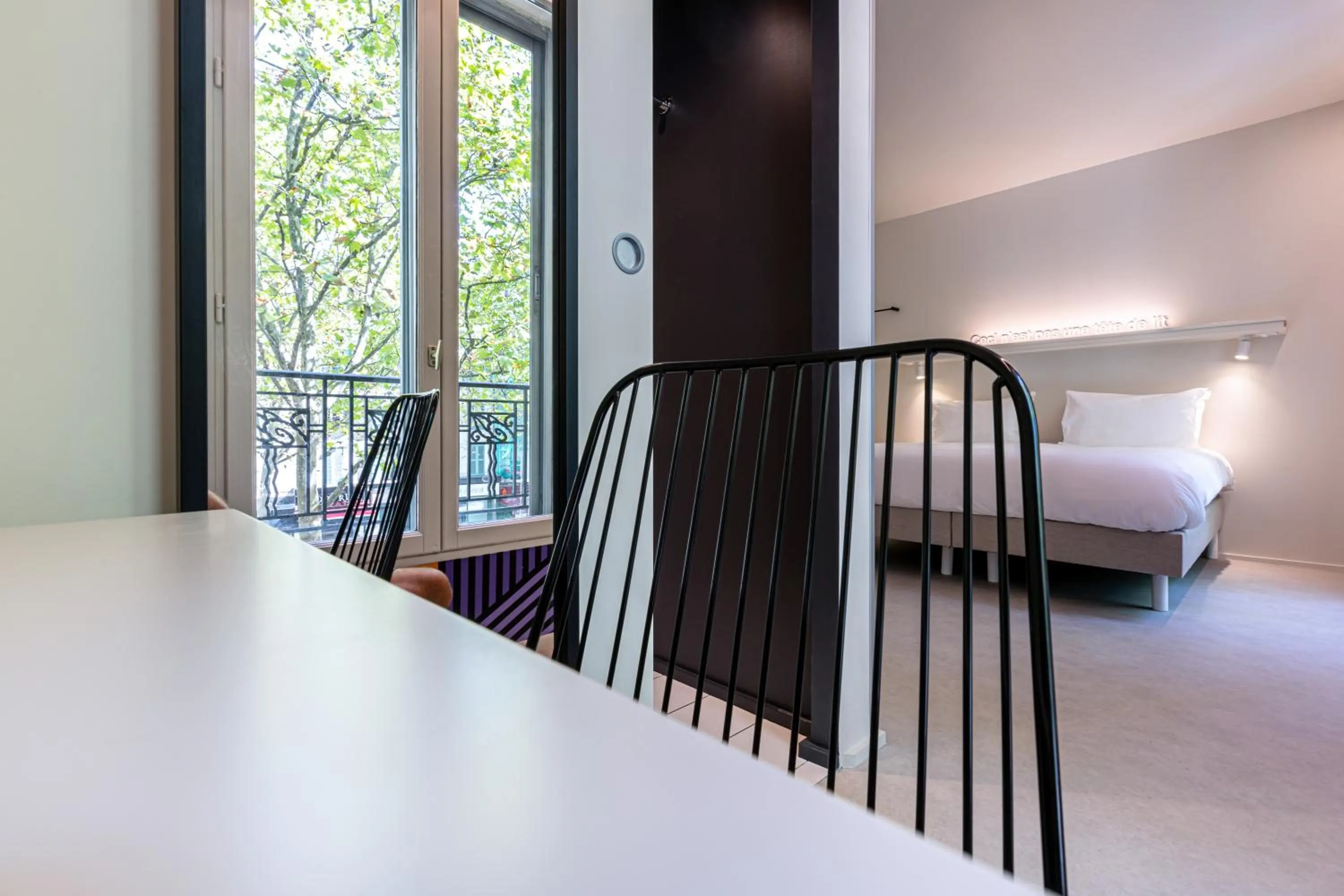 Seating area, Bed in Graphik Montparnasse
