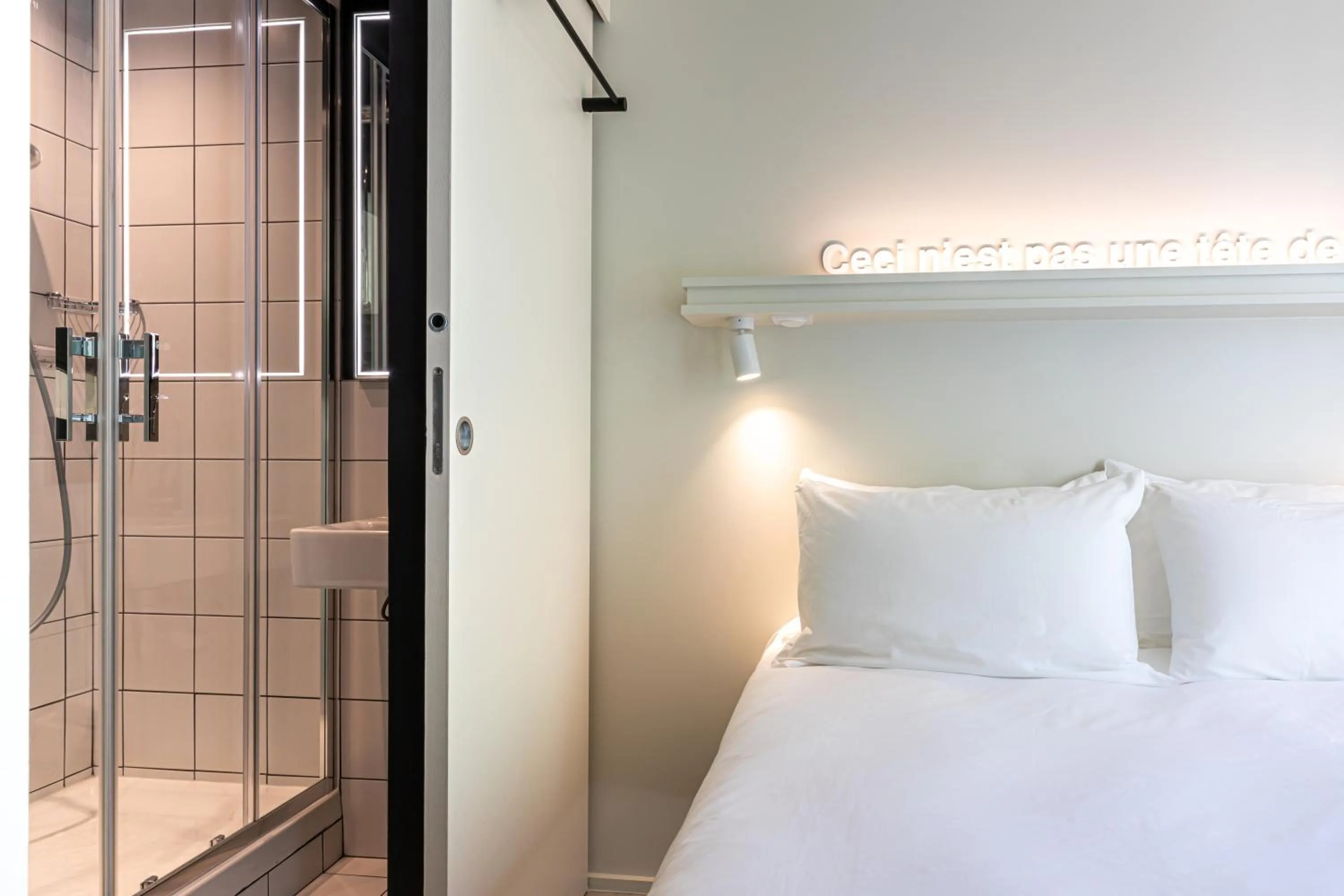 Bedroom, Bed in Graphik Montparnasse