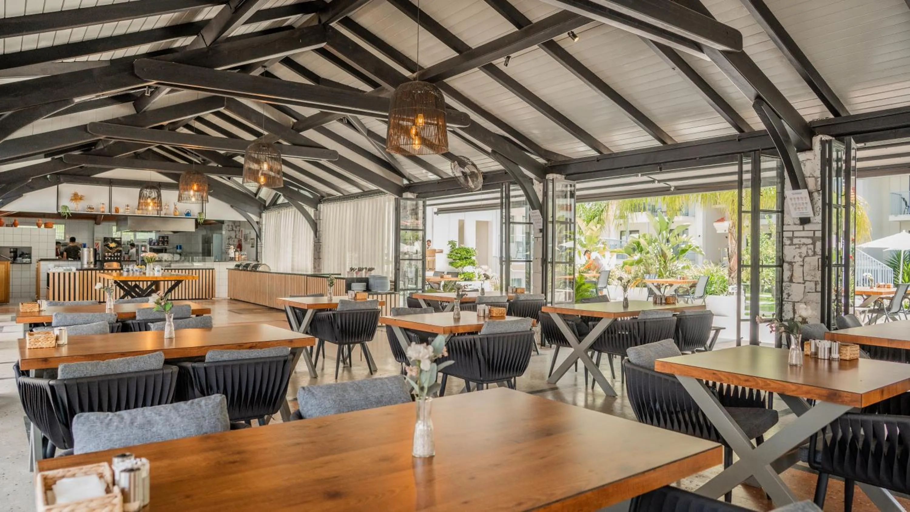 Restaurant/places to eat in Blue Star Hotel