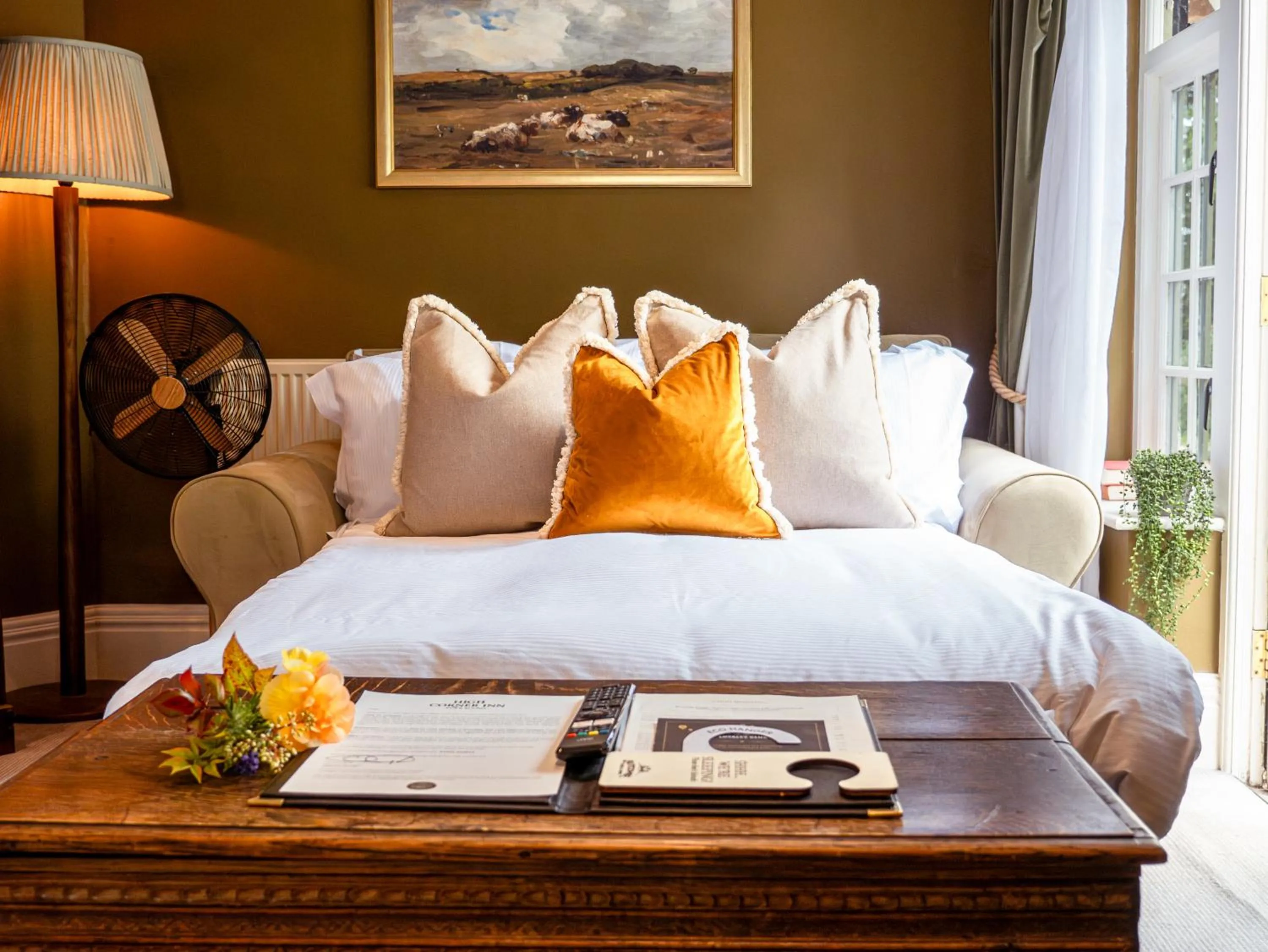 Seating area, Bed in High Corner Inn