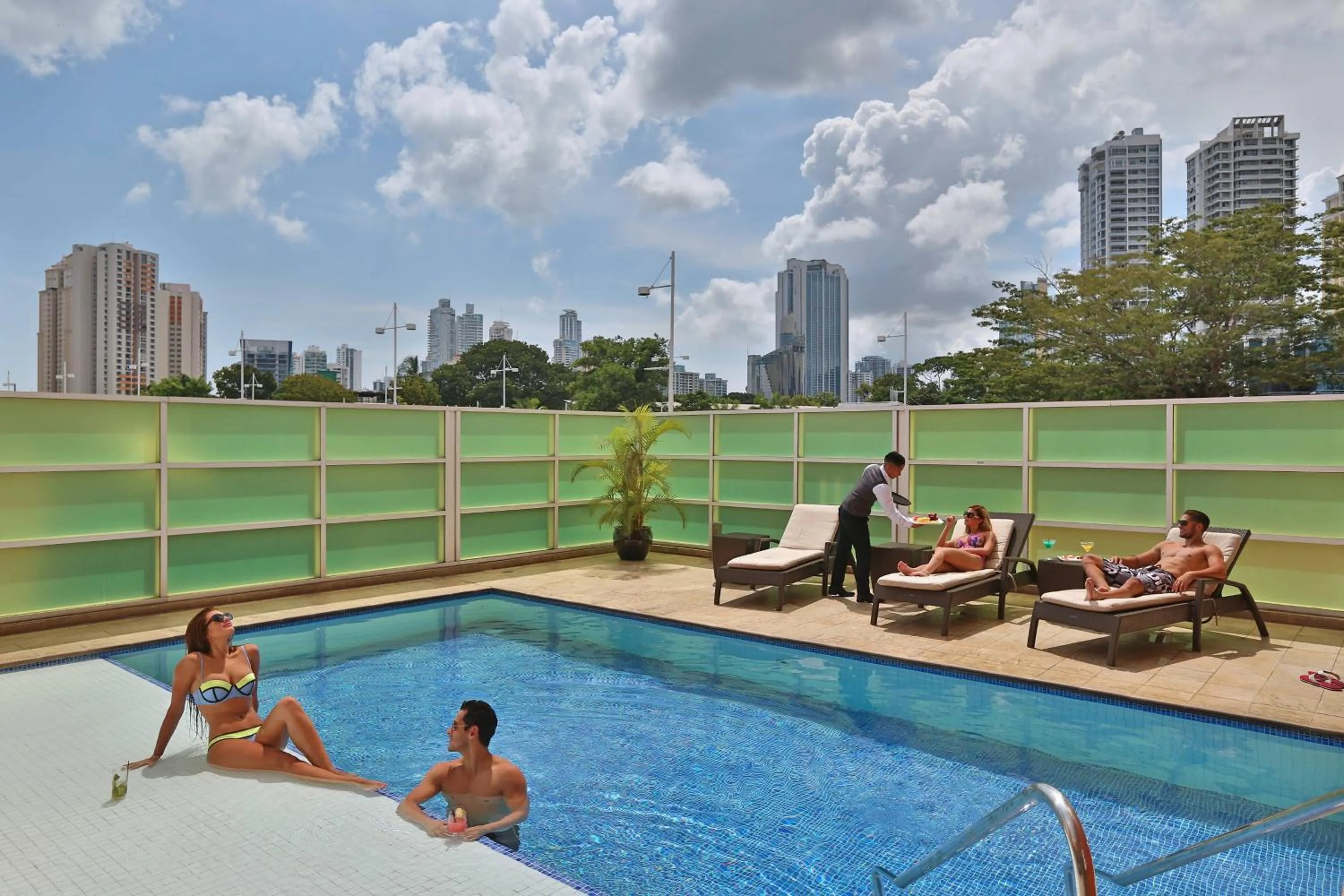 Swimming pool in Courtyard by Marriott Panama Multiplaza Mall