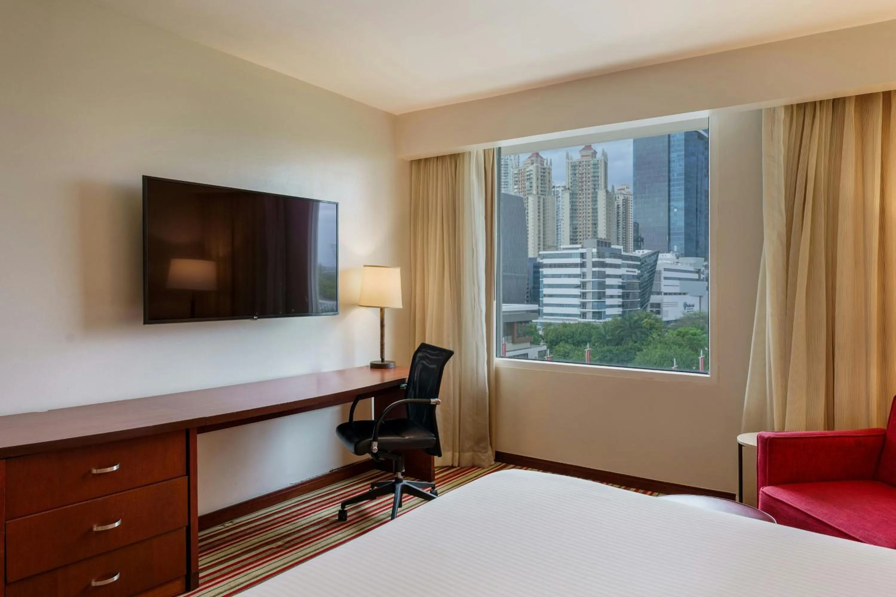 Photo of the whole room, Bed in Courtyard by Marriott Panama Multiplaza Mall