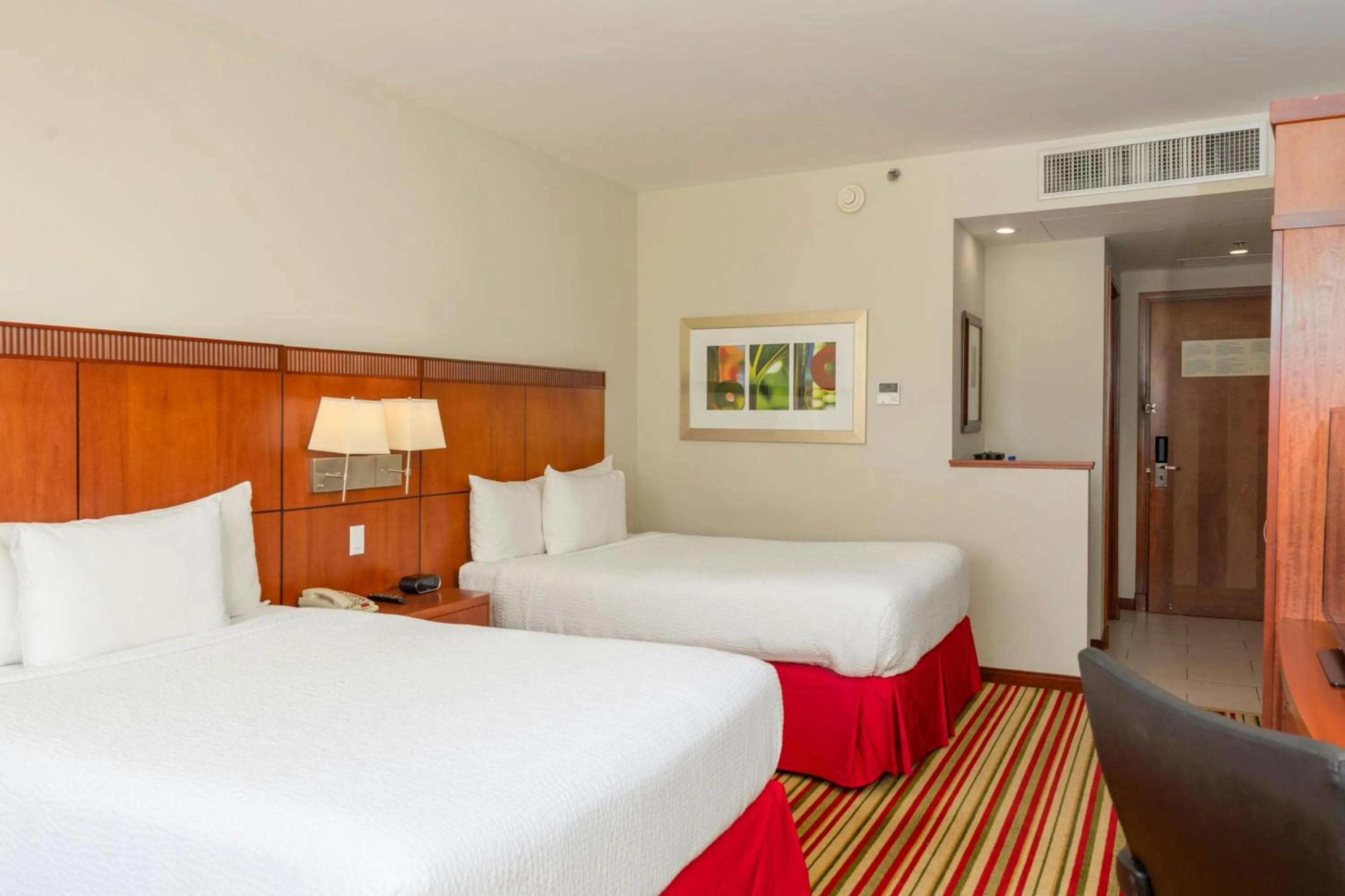 Photo of the whole room, Bed in Courtyard by Marriott Panama Multiplaza Mall