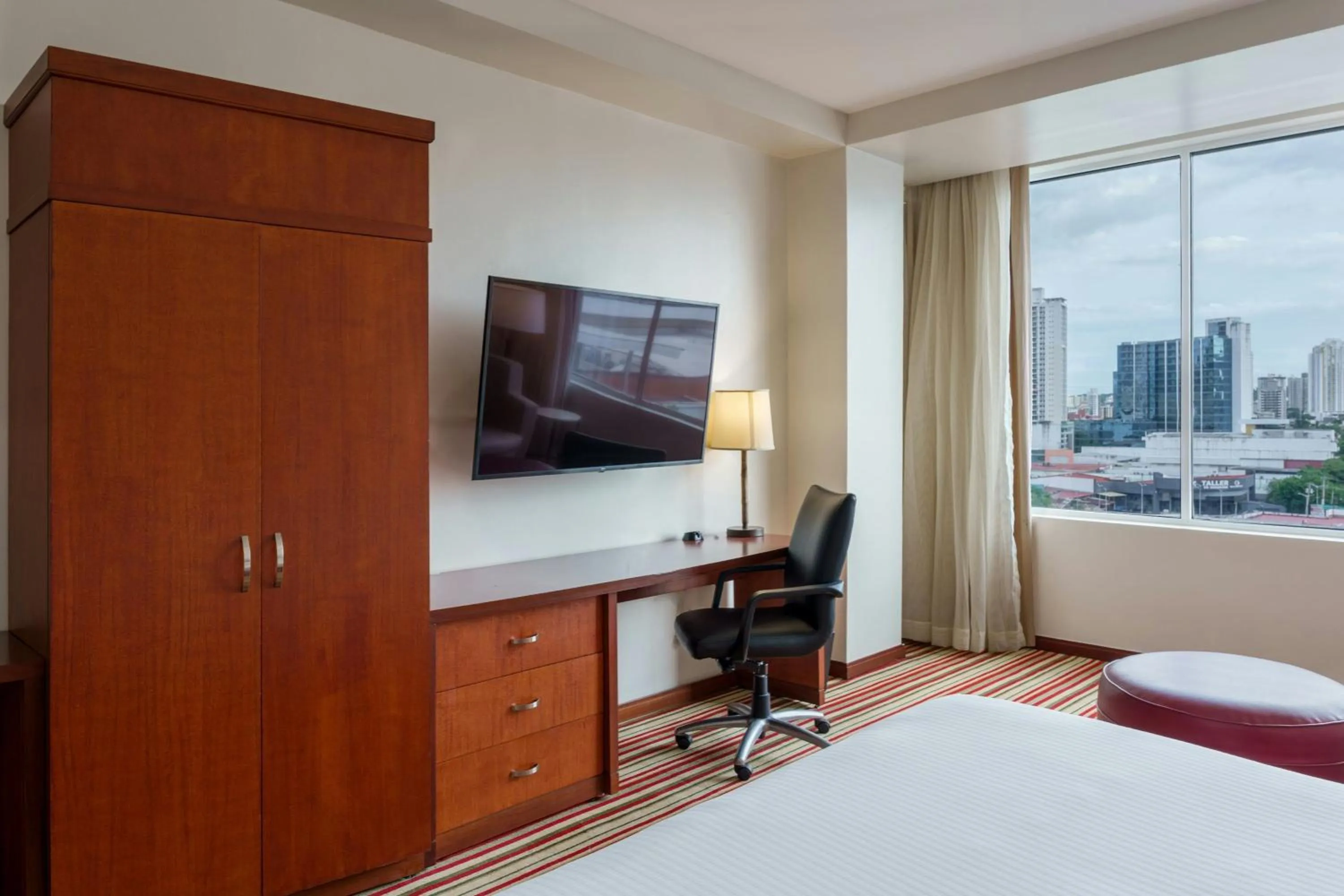 Photo of the whole room, Bed in Courtyard by Marriott Panama Multiplaza Mall