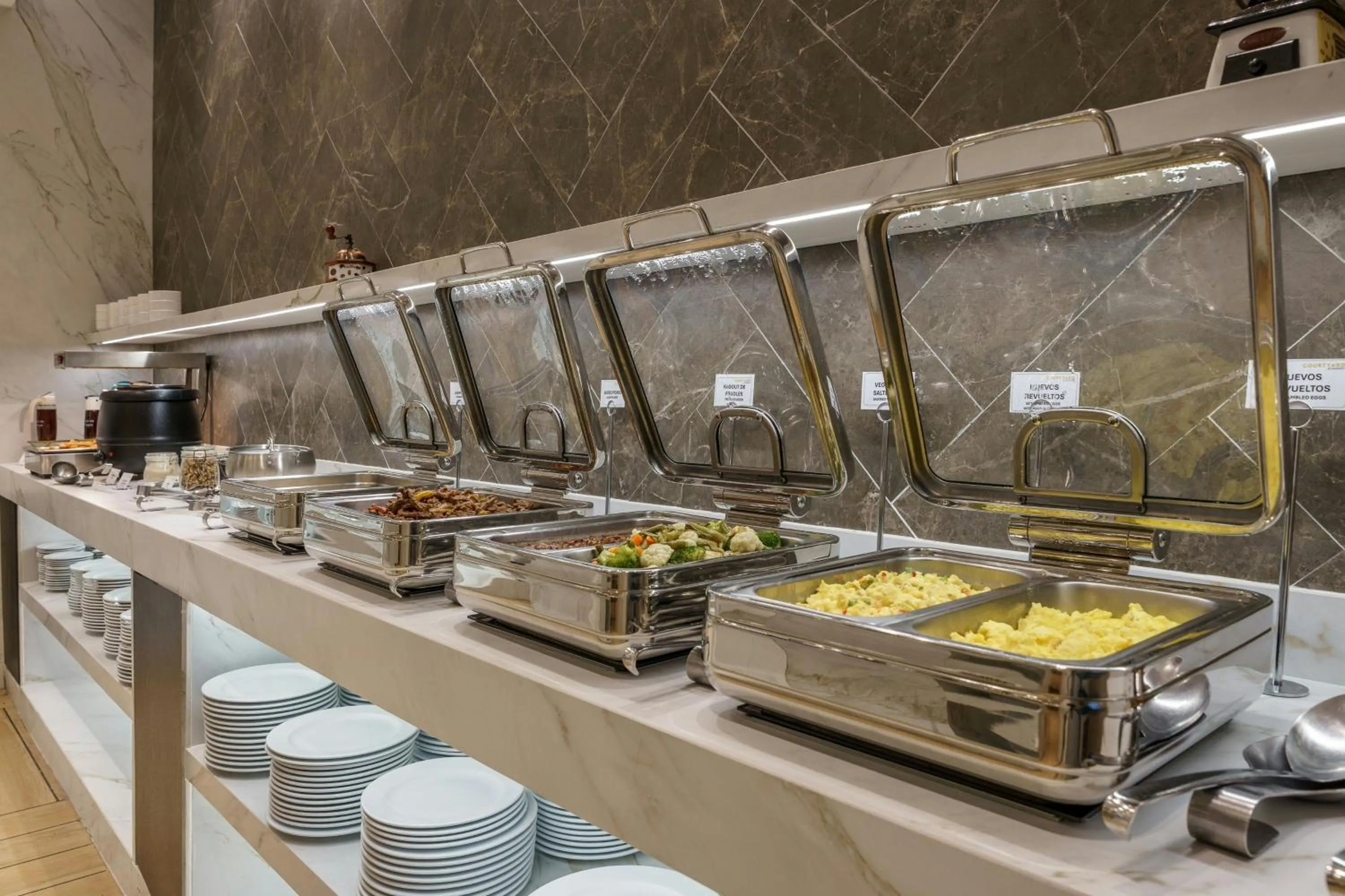 Restaurant/places to eat in Courtyard by Marriott Panama Multiplaza Mall